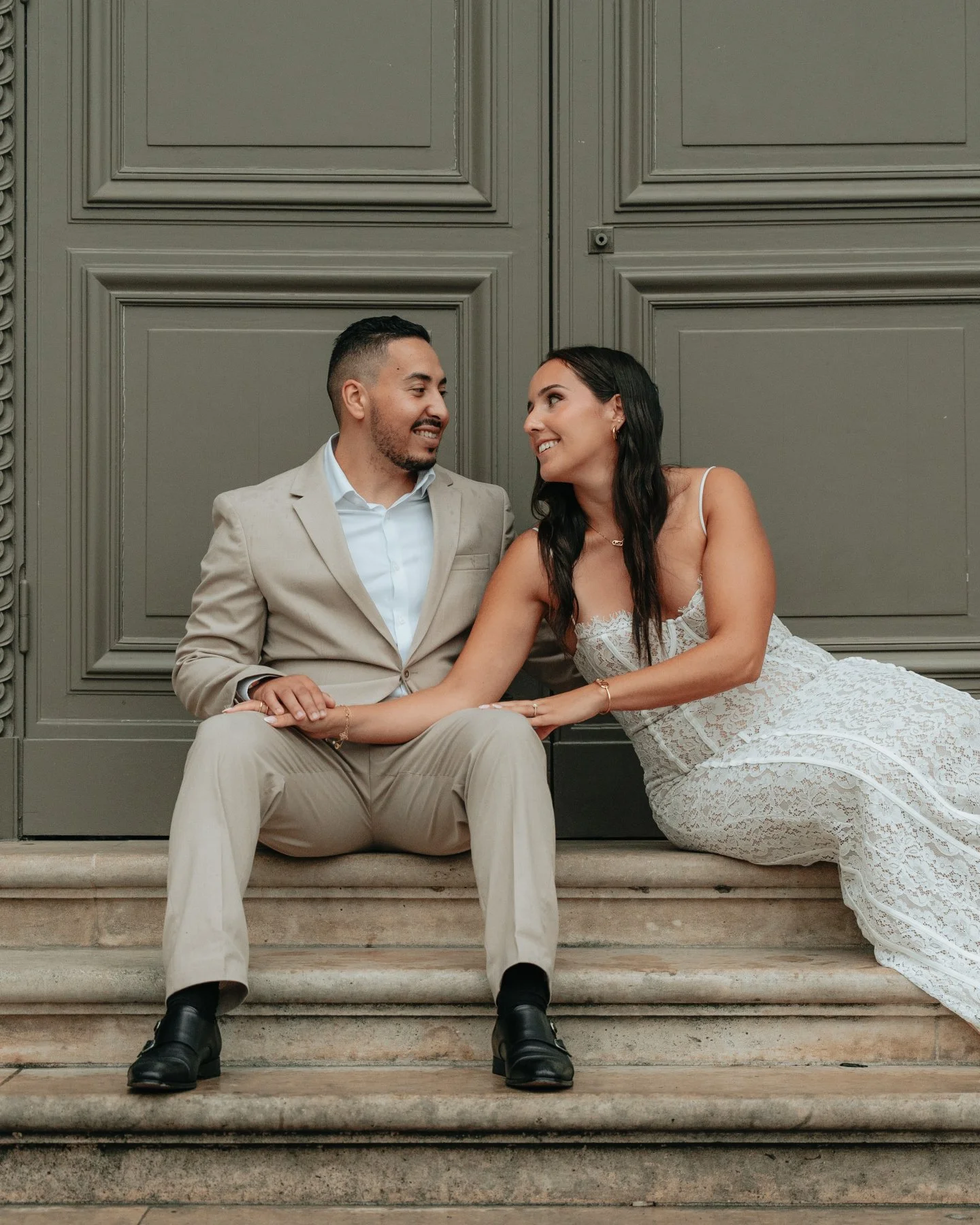 Save the date!

Andreia &amp; Yannis ont r&eacute;alis&eacute; un shooting couple pour annoncer leur mariage en 2027.
C'est au c&oelig;ur du Louvre, qu'ils ont choisi de r&eacute;v&eacute;ler ce grand jour avec une jolie gazette comme symbole.
La plu