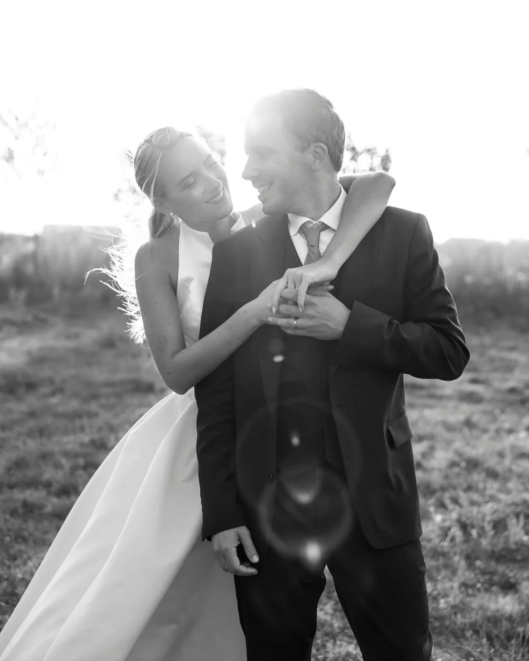 Marie &amp; Paul, deux &acirc;mes voyageuses que le destin a r&eacute;unies &agrave; l&rsquo;autre bout du monde.
C&rsquo;est &agrave; Paris, puis au Domaine de Vaujoly, que leur histoire a pris une nouvelle dimension.
Une journ&eacute;e suspendue, c