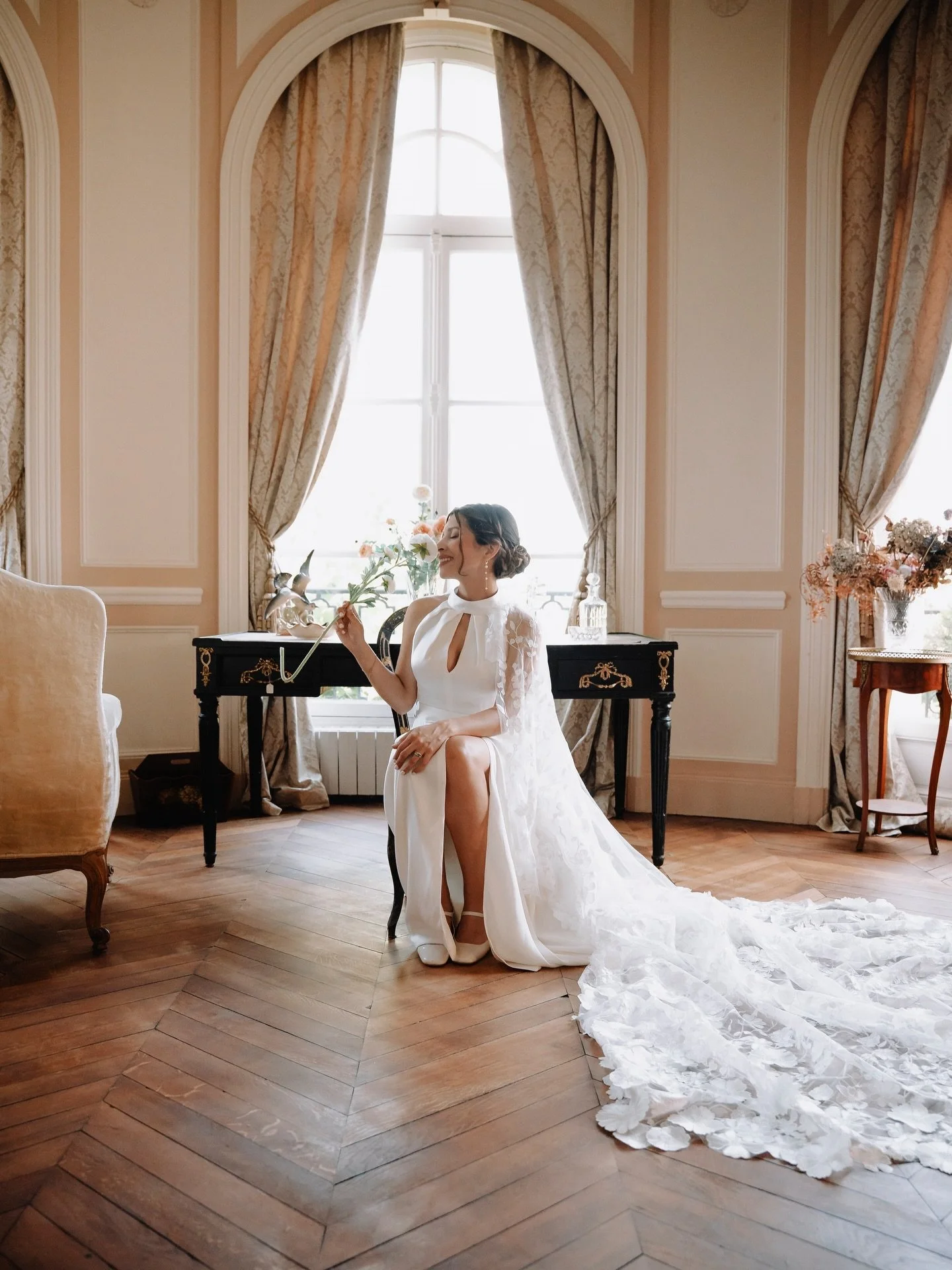 Toujours un bonheur de capturer l&rsquo;amour dans des lieux d&rsquo;exception 

Retour en images sur cette s&eacute;ance avec Mariah, rayonnante dans une cr&eacute;ation sign&eacute;e @ameliapeyronparis 

📸 @weddingbyconstance