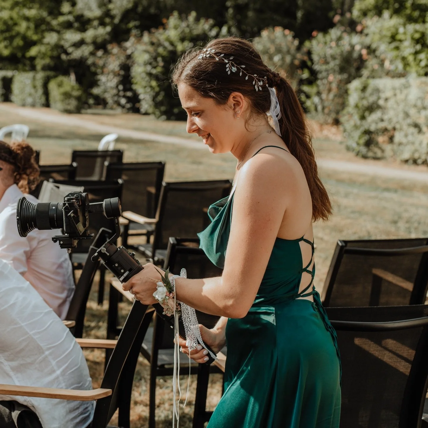 Cette photo marque mes tout premiers pas dans l&rsquo;univers du mariage✨

Ce jour-l&agrave;, en juin 2022, j&rsquo;accompagnais la mari&eacute;e en tant que t&eacute;moin et vid&eacute;aste. Une exp&eacute;rience qui m&rsquo;a confirm&eacute; mon ch