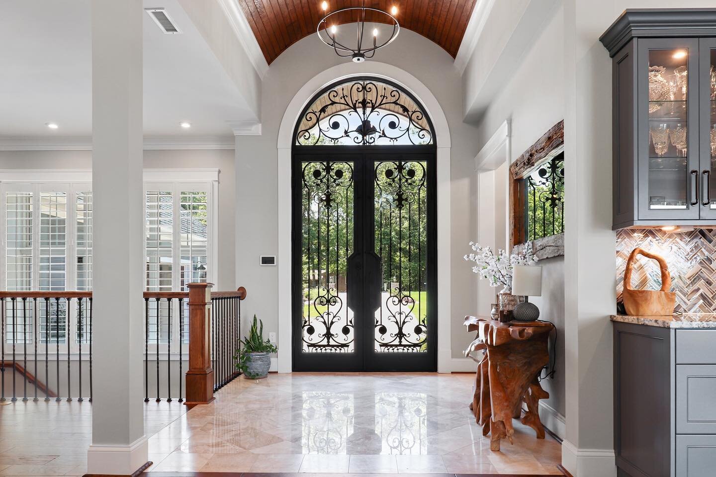 Check out all the details in the picture perfect entrance.
✅custom door
✅marble floor tiles
✅barrel stained ceiling 
✅chandelier 

Fun calibration with @tabdesigns.interiors