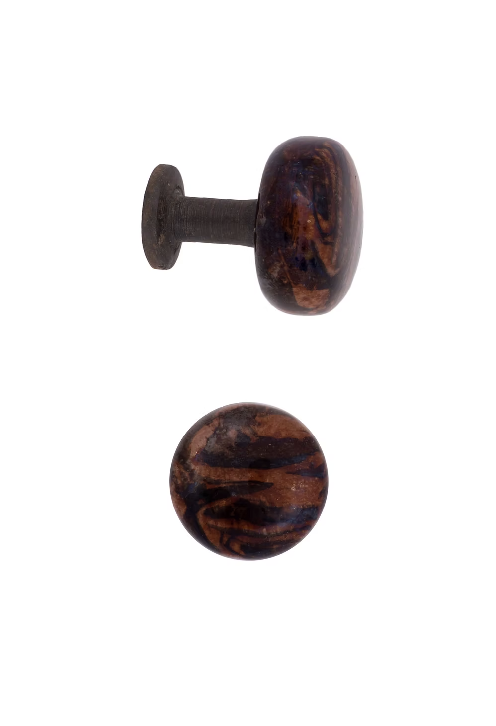 <a target="_blank" rel="noopener noreferrer" href="https://bit.ly/41KjH3O">Bennington Ceramic Cabinet Knobs</a>