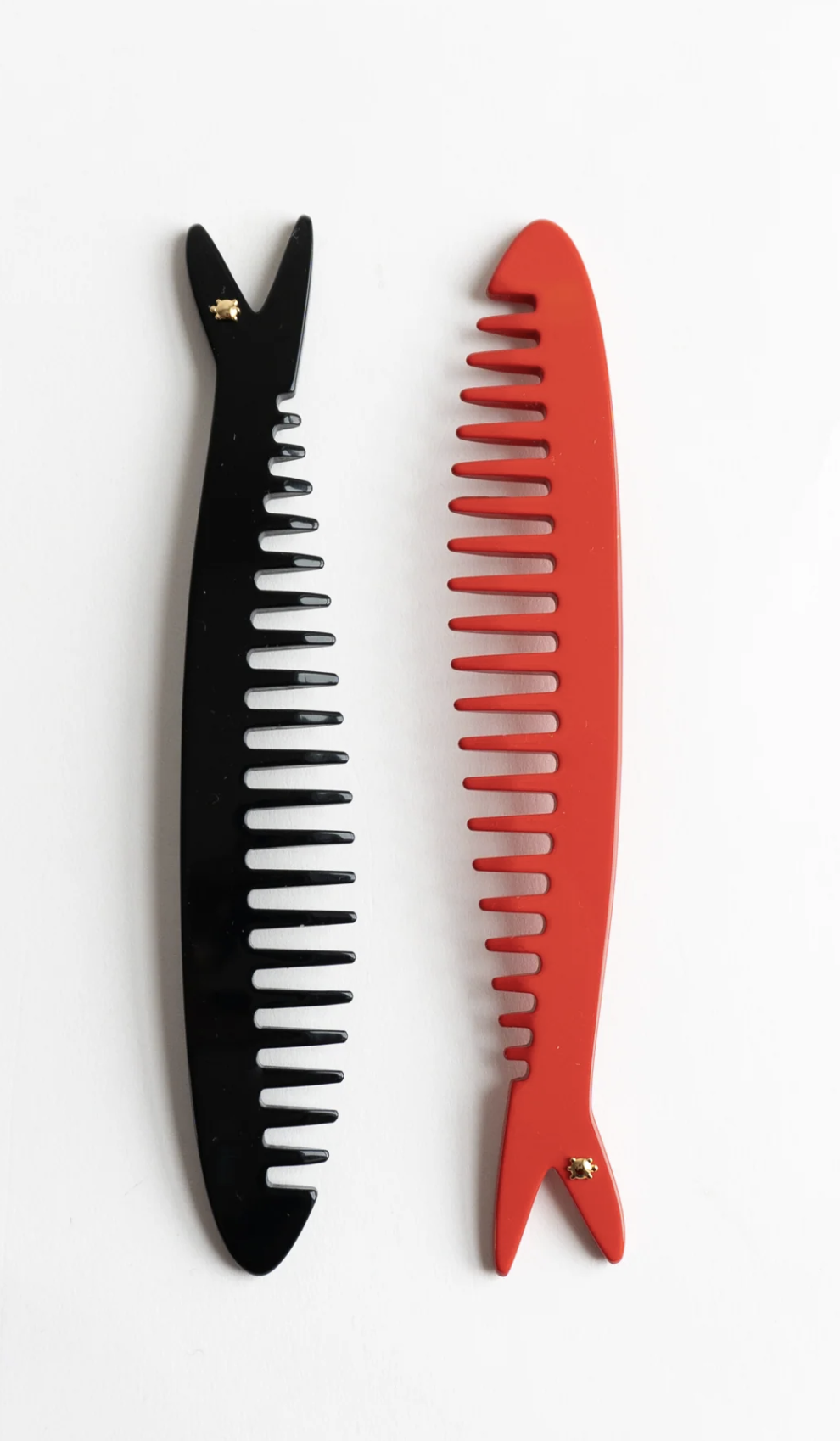 <a target="_blank" rel="noopener noreferrer"  href="https://shop-vestige.com/products/turtle-story-sardine-hair-comb?variant=47321742377245">Sardine Comb</a>