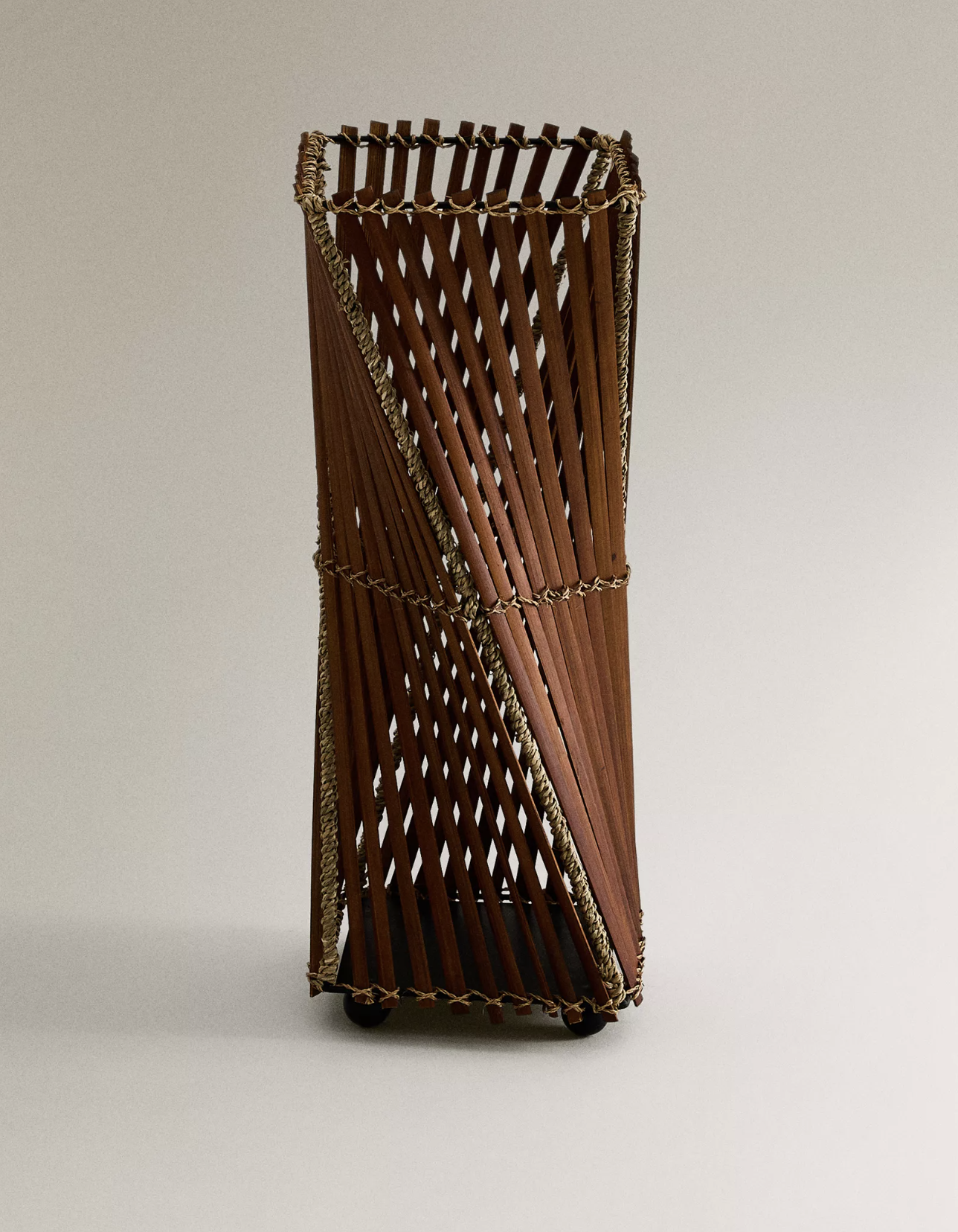 <a target="_blank" rel="noopener noreferrer" href="https://www.zarahome.com/us/bamboo-fiber-umbrella-basket-l45702043?bc=true&categoryId=1020416307&colorId=700">Bamboo Umbrella Stand</a>