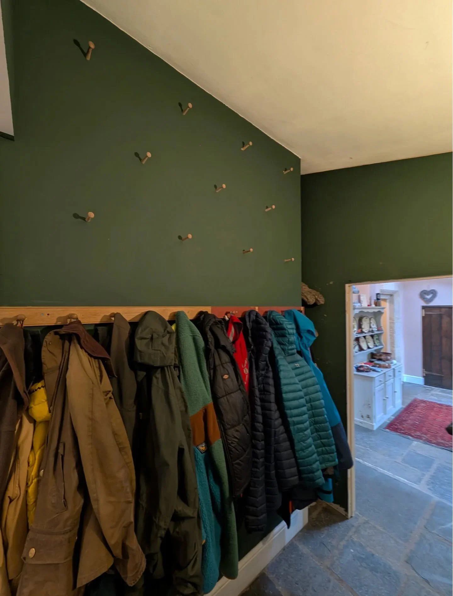 Pegs for? 

Hallway Hats...

@lick #green20 #blueliasstone #countrylivingstyle