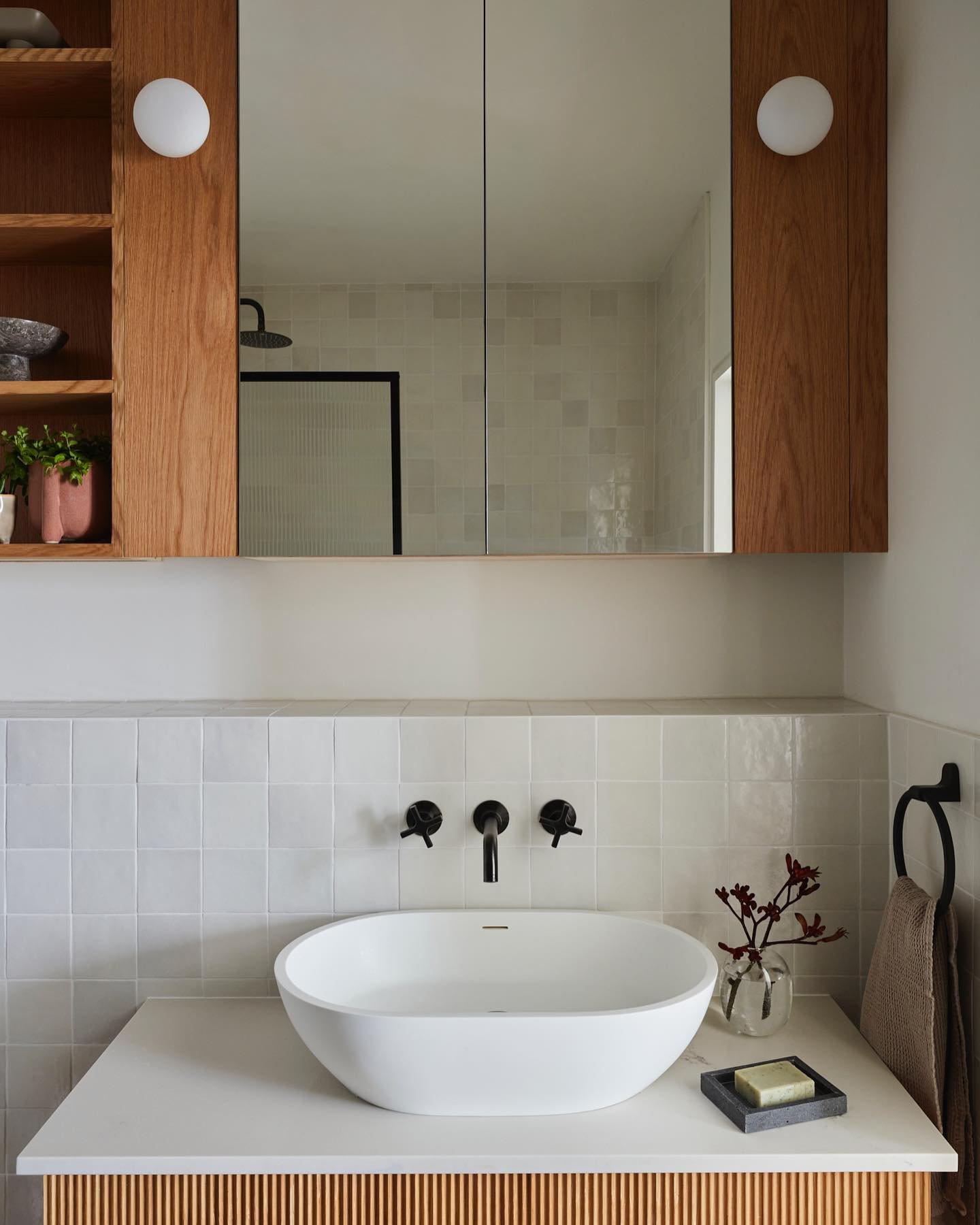 TANNER ST | Master En-Suite at our recently completed Penthhouse. Soft neutrals and warm oak cabinetry paired with a contrasting dark bronze fixtures and the gorgeous large scale terrazzo floor tiling. Echoing the calmness of the interior scheme foll