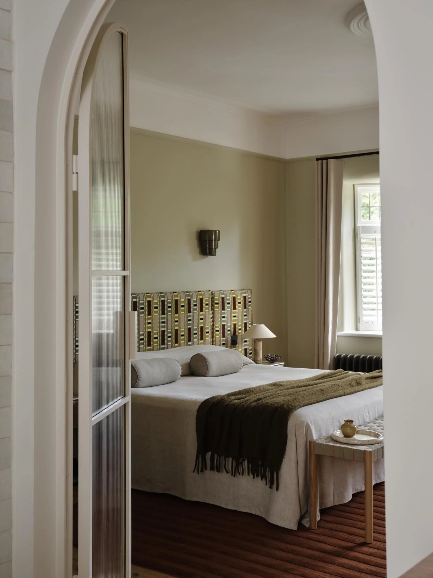 CLAIREVIEW | My favourite view from our Claireview project. Framed by these beautiful bespoke steel arched doors, looking on to the bedroom space from bathroom. 

We commissioned the incredible team at @tobymowerltd to make all the joinery on this pr