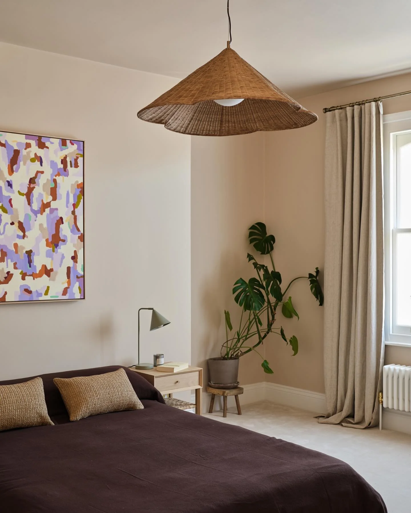 HILLY VIEWS | A dreamy guest room, with a cocooning soft pink drenched over the walls and ceiling. Artwork by the hugely talented @hollyhorton_ taking centre stage. 

Design by us
📸 by @snookphotograph