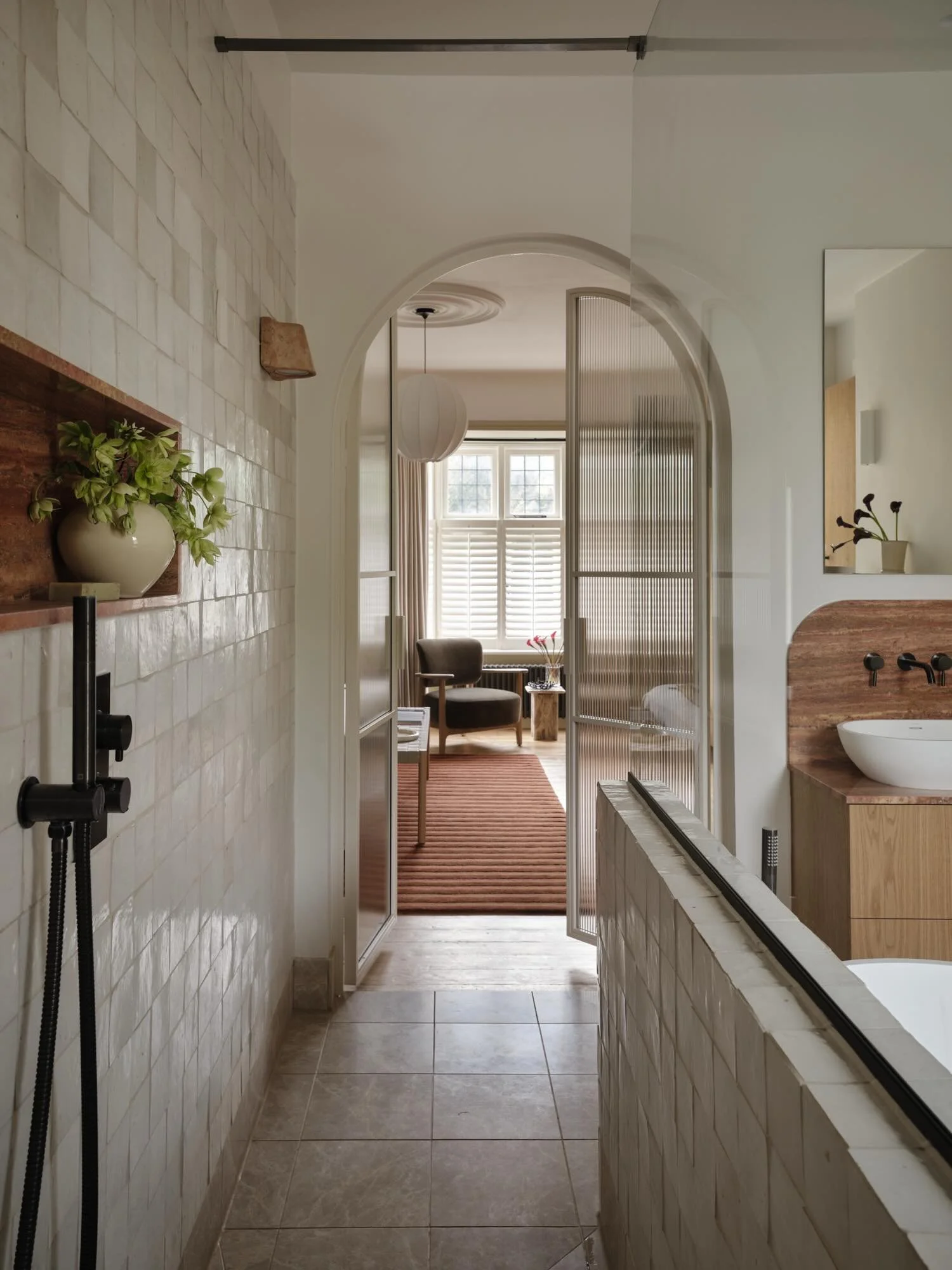 CLAIREVIEW | Introducing the en-suite at our Claireview Project. Layering lots of gorgeous materials here to create a peaceful sanctuary for our clients with a huge walk in shower and gigantic 🛁. Our all time favourite stones, Red Travertine playing