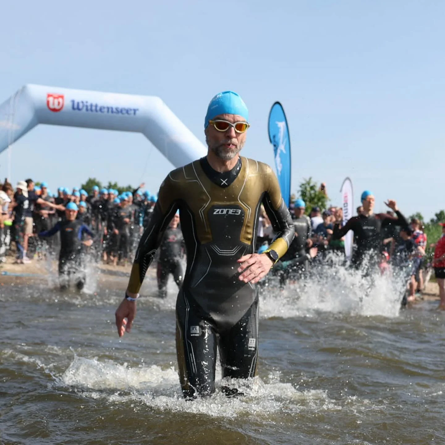 Fast ein Lächeln im Ziel! 😁 Der Schwimmteil war dank meines neuen ZONE3-Neos (Link in Bio!) so schnell und angenehm vorbei, dass ich ihn fast schon vermisst habe.
Danach wurde es hart: Die Temperaturen beim Radfahren habe ich total untersch&au