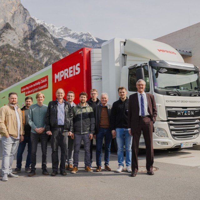 🏔Fresh off the winding roads of the Austrian Alps, a Hyzon fuel cell electric truck delivers groceries and zero emissions for @mpreis_at, one of Austria's number one supermarket chains. Dr. Christian Mohrdieck, our CTO, saw the truck in action near 