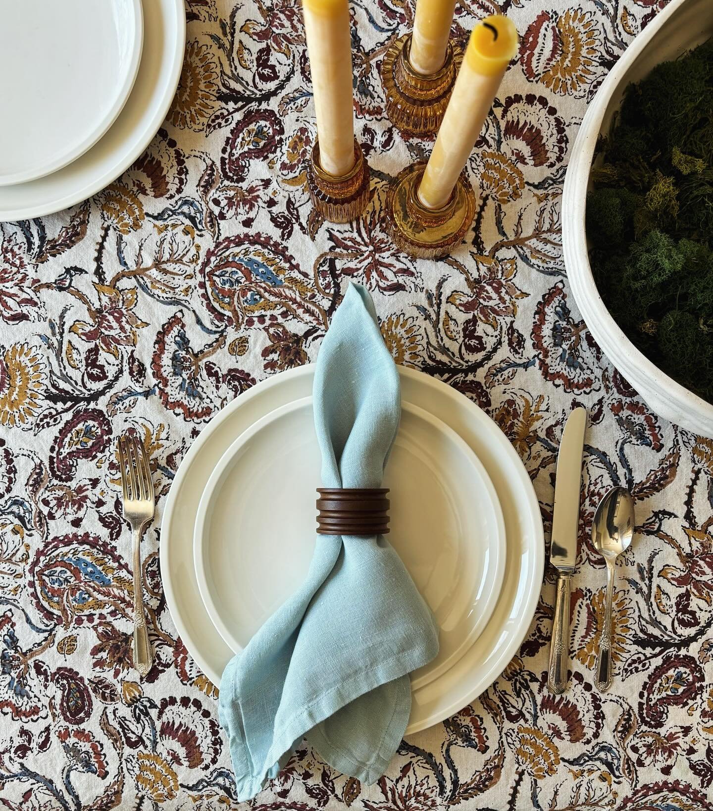 Setting the table is one of my most favourite parts of hosting. Here are my top tips for tablescapes: 

1. Add some natural greenery. A short bouquet or some leafy details brings in a fresh touch. 
2. Light some candles. Candles bring the romance. 
3