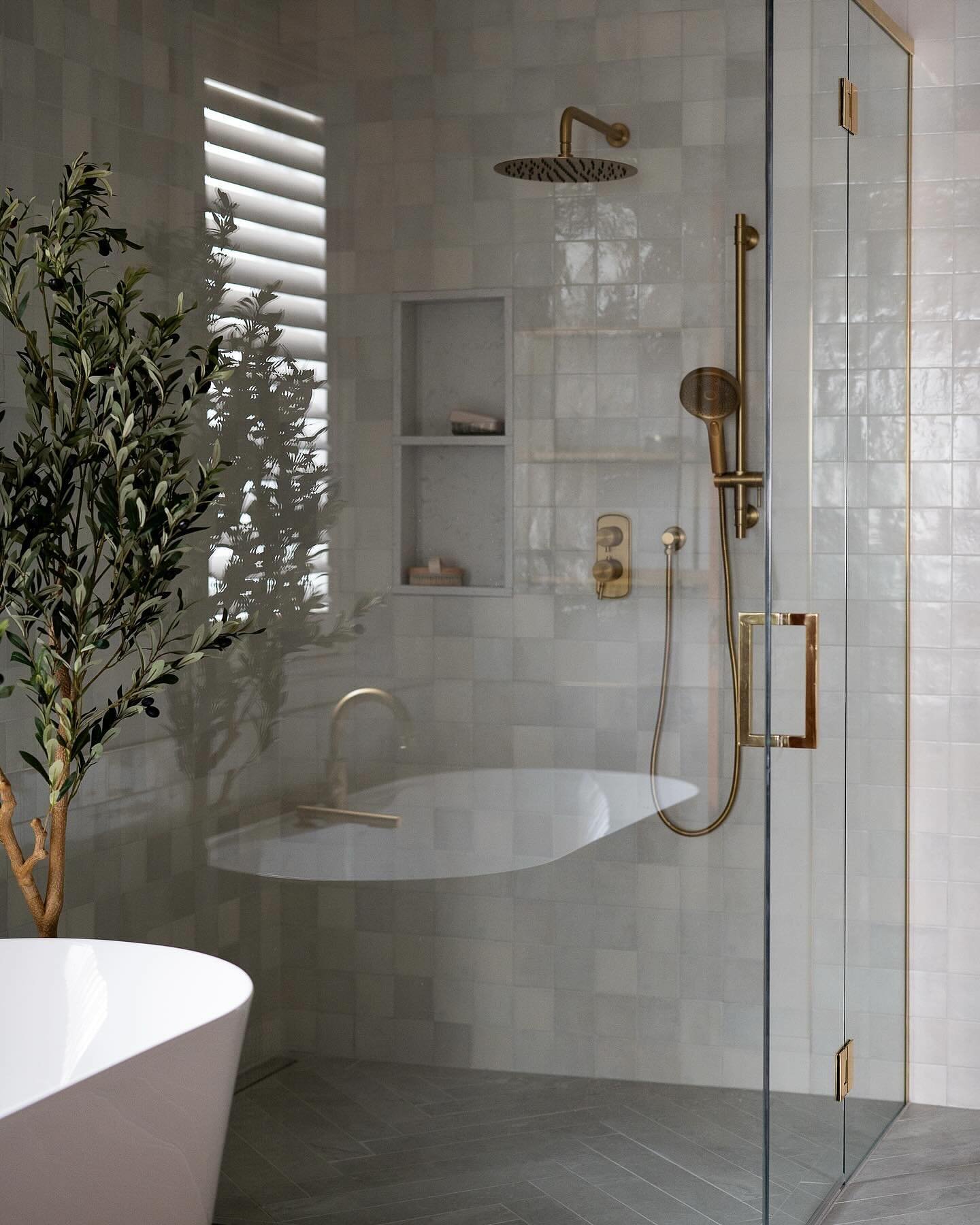 Before and after of this grande shower ✨ 

The decisions that needed to be made in just this one area of the room are more than you&rsquo;d think and it turned out better than I could have imagined.

Design: @studio.giacomo 
Photography: @catherinele