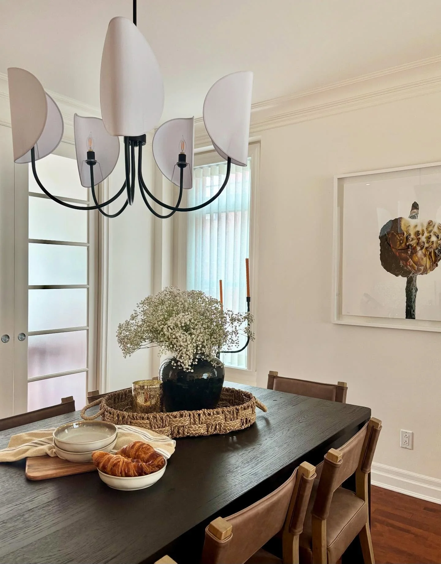 Taking this dining space from not bad to great 
.
.
.
.
.
#interiordesignmontreal #HomeDecor #interiordesignwestisland #diningroominspro #diningroombeforeandafter
