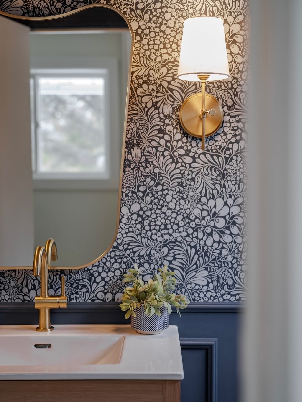 Reminiscing on this lovely powder room from 2025. 
Designer: @studio.giacomo 
Contractor and project management: @mtlcontractors 
Photography: @dan.aponte.photographer