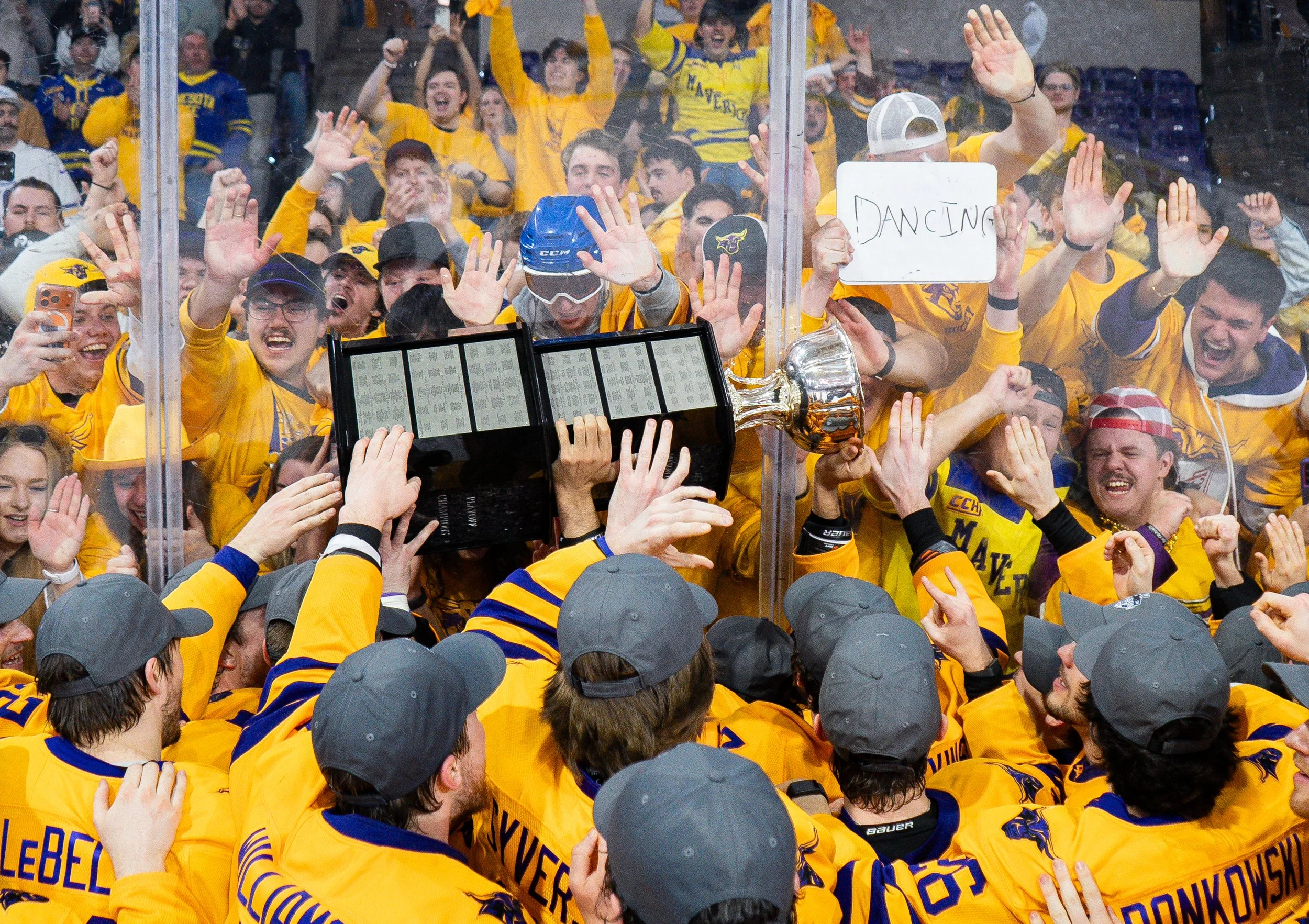 260320_MSUMavericks_vs_StThomasTommies_CCHA_MasonCupChampionship_DylanE_12.jpg