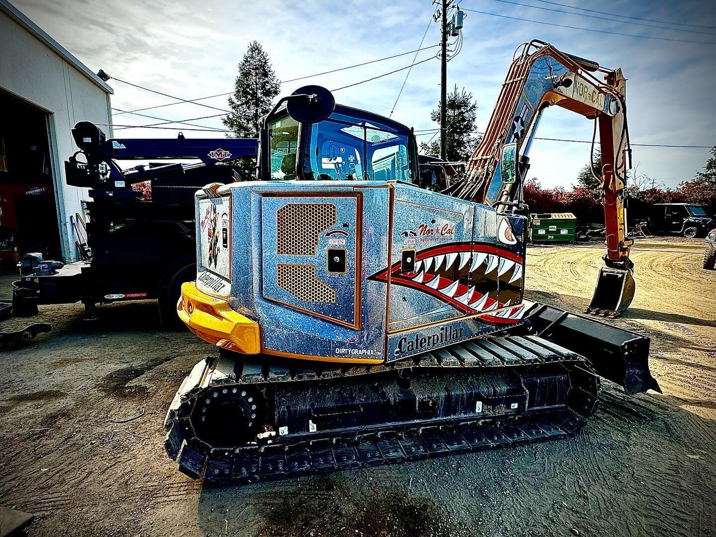 Josh prepping the new Flying Tiger CAT 308! Thx @dirtygraphixinc for always coming through on these trick wraps 😎👍#norcalequipmentrentals #norcal #northerncalifornia #cat #caterpillar #construction #constructionlife #equipment #heavyequipment #yell