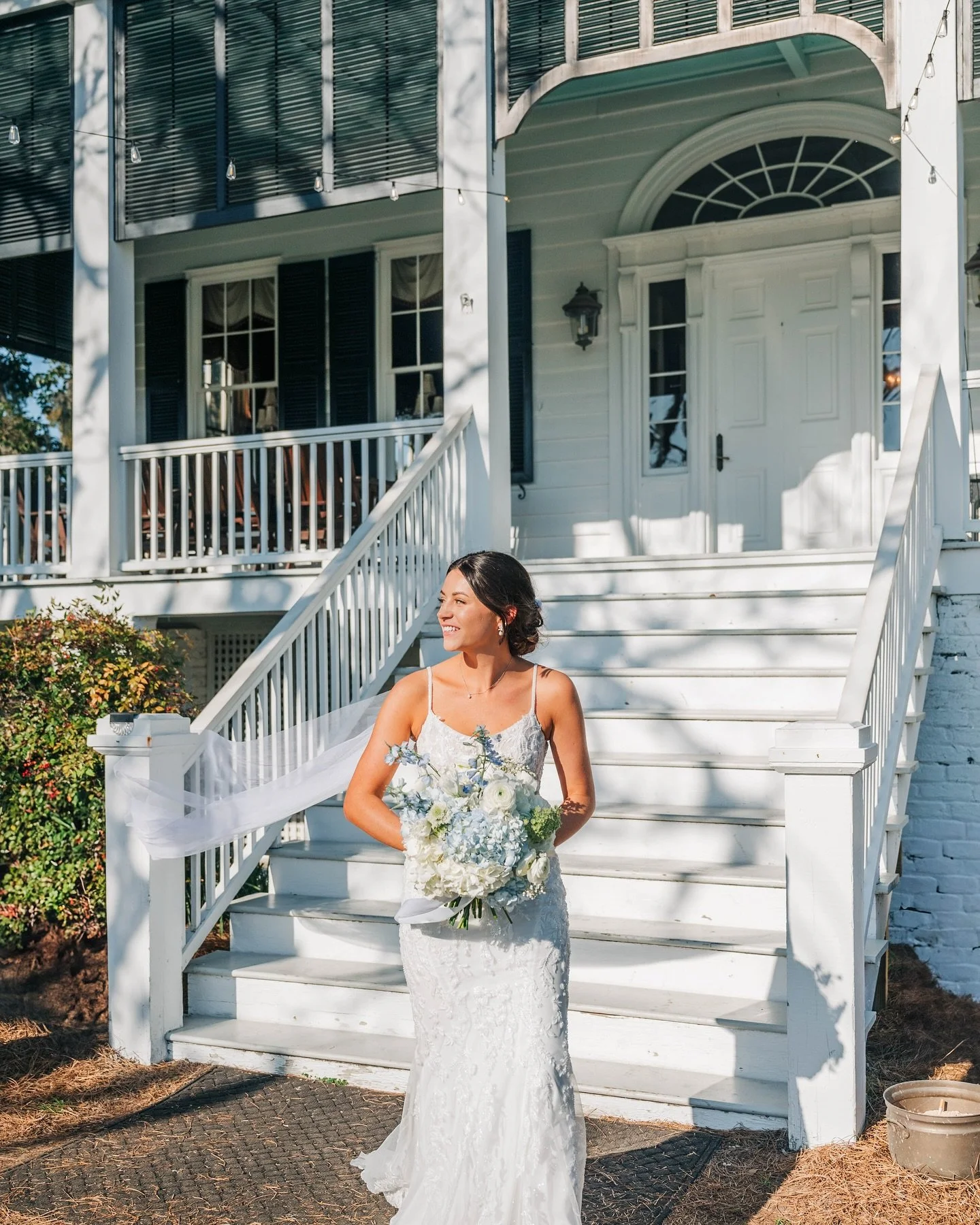 Double post for the stunning bride🥹🤍✨ 

Lowcountry weddings are some of my fav!

@hatsoffeventsco 
@jennalightphoto 
@3peoniesevents 
@utopiancreationsbridal 
@agapaeoaksweddings