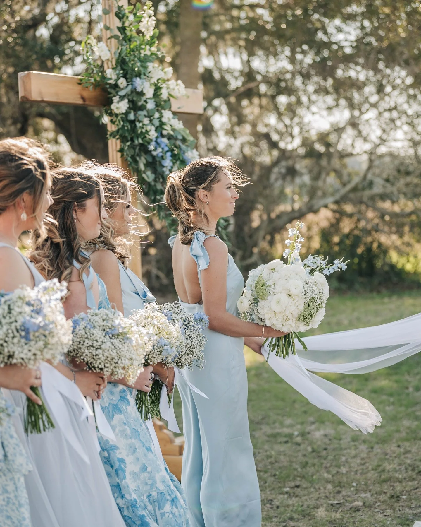 Wind vs. Veil... a series of events that leads to us taking off the veil 🤣 the Maid of Honor did a great job keeping it on for some photos! 

@hatsoffeventsco 
@jennalightphoto 
@agapaeoaksweddings