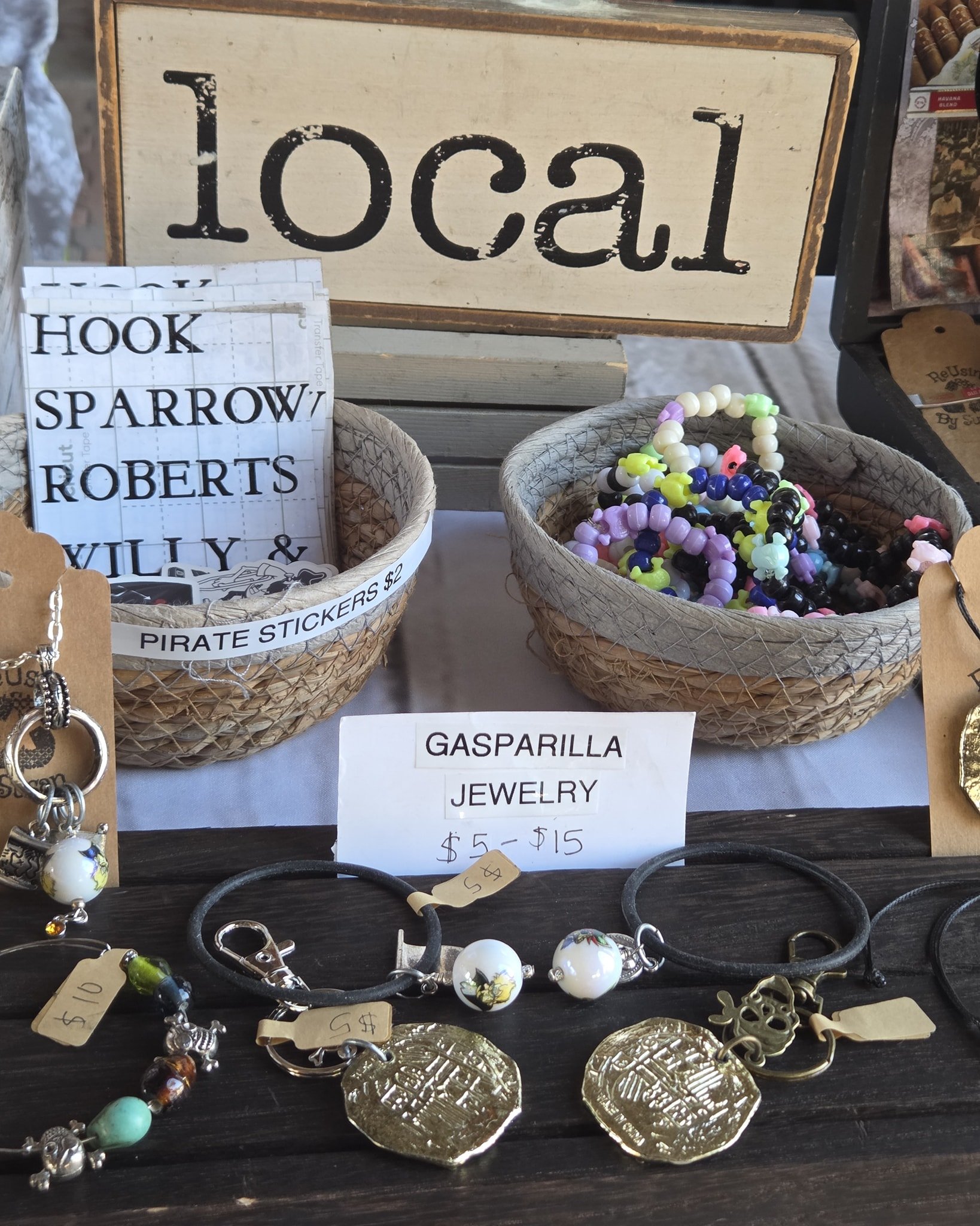 Happy Valentine's Day! ❤️ Need a last minute gift? Coming to Knight Parade tonight? Either way I've got you covered! ♻️ 

The @ybormarket is open until 2pm today. We have to close early to allow the street closures. So get here early!

 #handmade #je