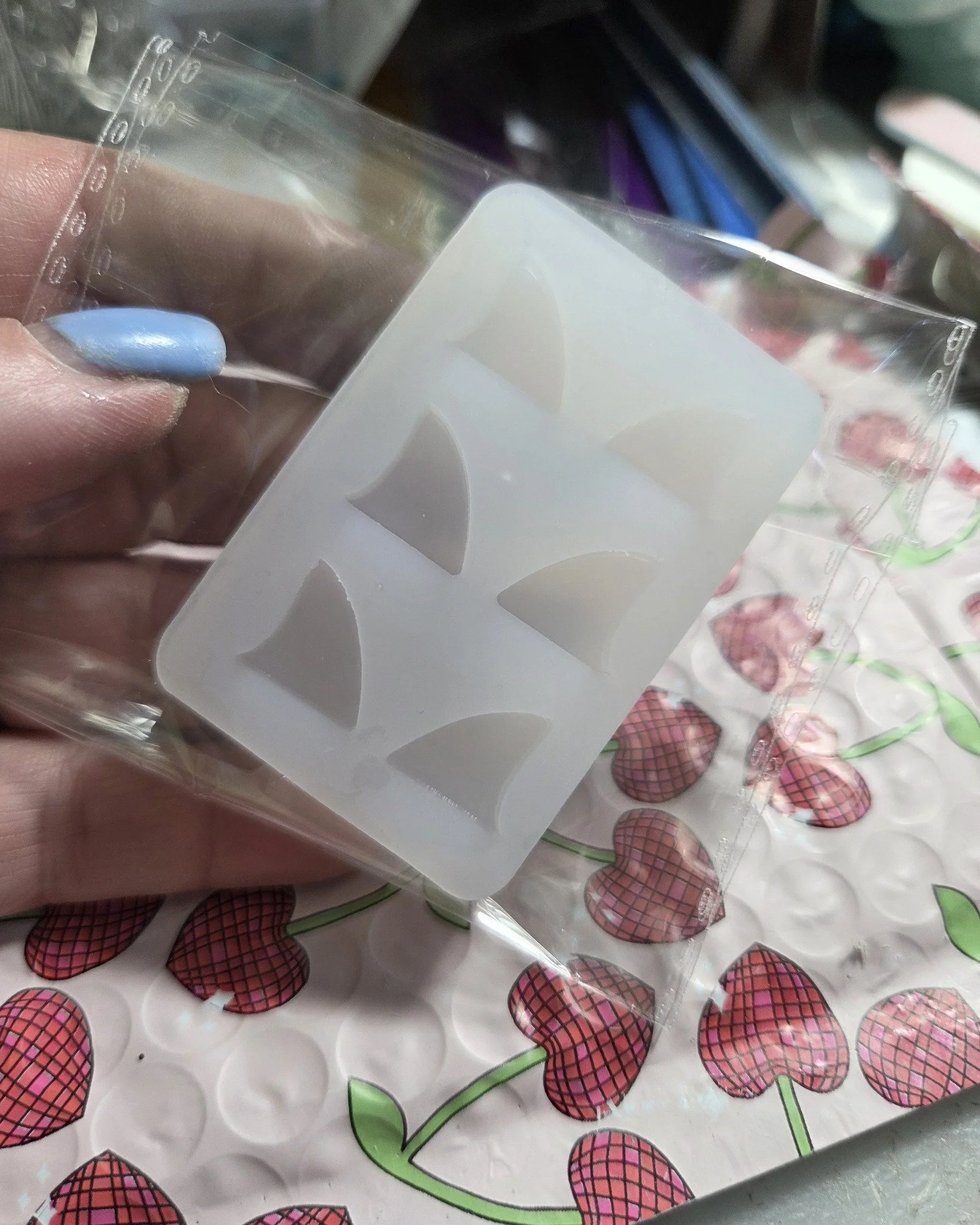Yay! I got a new resin mold! Gonna make some shark fin earrings!🦈