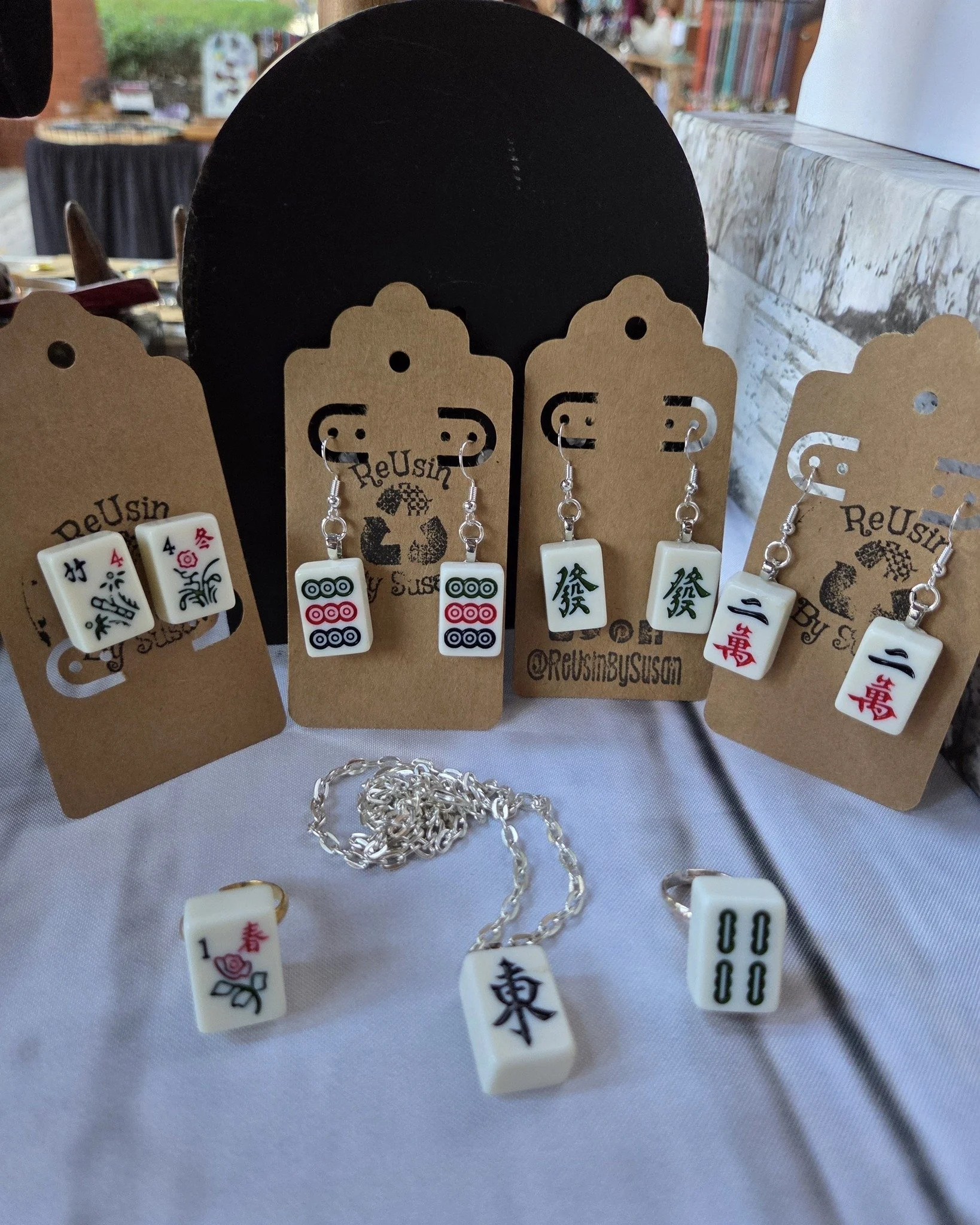 Happy Saturday! I'm back at the @ybormarket today. Ill be here until 1pm! Come by and say hi!♻️

 #handmade #jewelrydesigner #upcycledfashion #bylocal #buylocalbylocal #shopsmalltampabay #shopsmall #upcyclersofinstagram #reusinbysusan #handmadejewelr