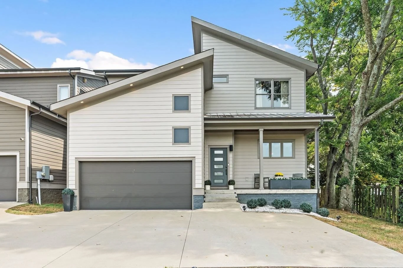 ✨Featured Listing✨

🏡 2712 Meadow Rose Dr., Nashville, TN 37206
🛏️ 3 Bedrooms
🛁 2/1 Baths
📏2,160 Sq. Ft. 
📍This stylish East Nashville home blends a sleek interior with standout outdoor spaces, including a spacious deck built for gatherings, a r