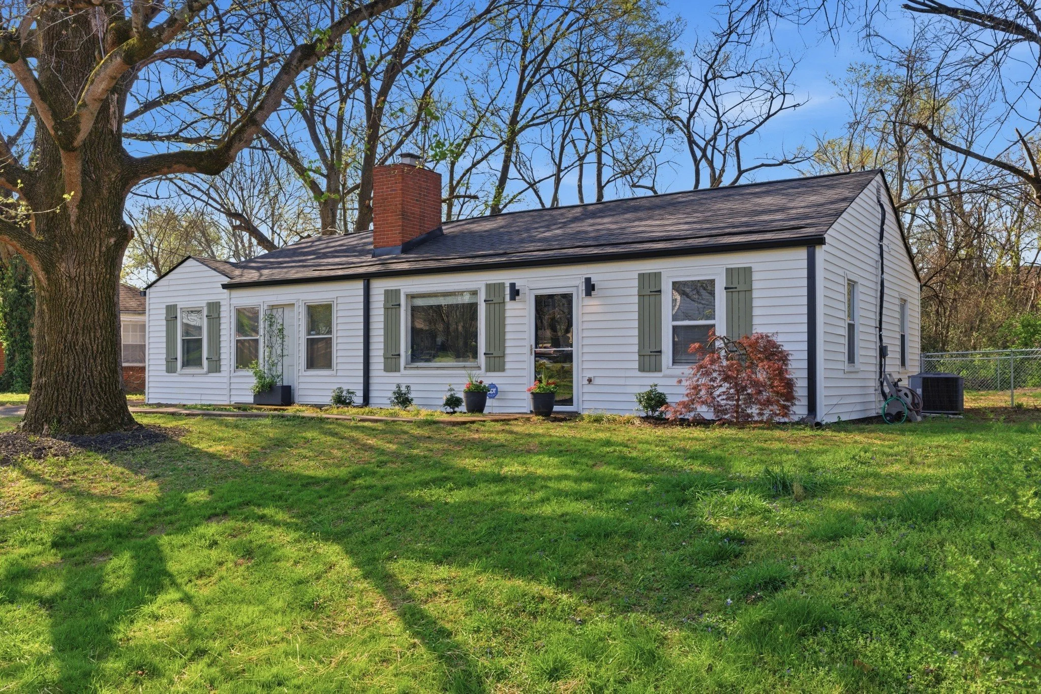 ✨JUST LISTED✨

-2819 Druid Drive-
Nashville, TN 37210

🛏️ 3 Bedrooms
🛁 1 Bathroom
📏1,300 Sq. Ft.
💲Listed at $385,000

Cute as a button and full of charm, this Woodbine ranch is the perfect blend of character and thoughtful updates. The renovated 