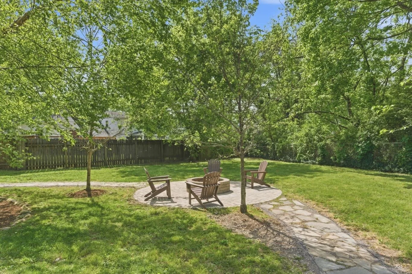 Not your average East Nashville backyard 🌿✨

📍 910 Cahal Avenue | $715,000
4 bed &bull; 2.5 bath &bull; 2,332 sq ft &bull; 0.27 acres
MLS# 3176131

This beautifully updated East Nashville home brings the perfect balance of charm, comfort, and outdo