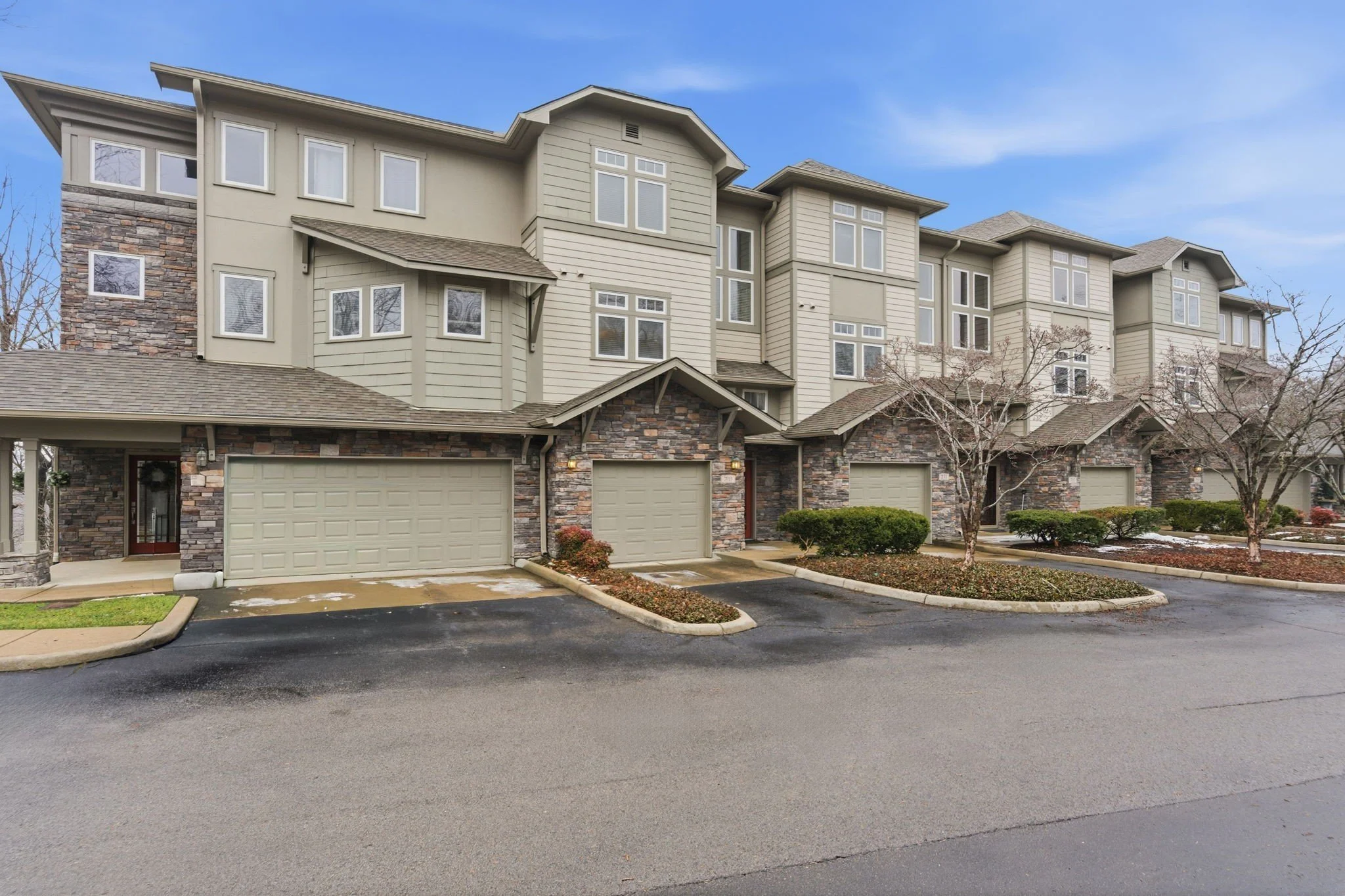✨Featured Listing✨

🏡 320 Old Hickory Blvd #703, Nashville, TN 37221
🔑 OPEN HOUSE | Sunday, 2&ndash;4 PM
🛏️ 2 Bedrooms
🛁 2.5 Baths
📏 1,952 Sq. Ft.

📍Offering an impressive amount of space for the price, this Bellevue townhome features nearly 2,