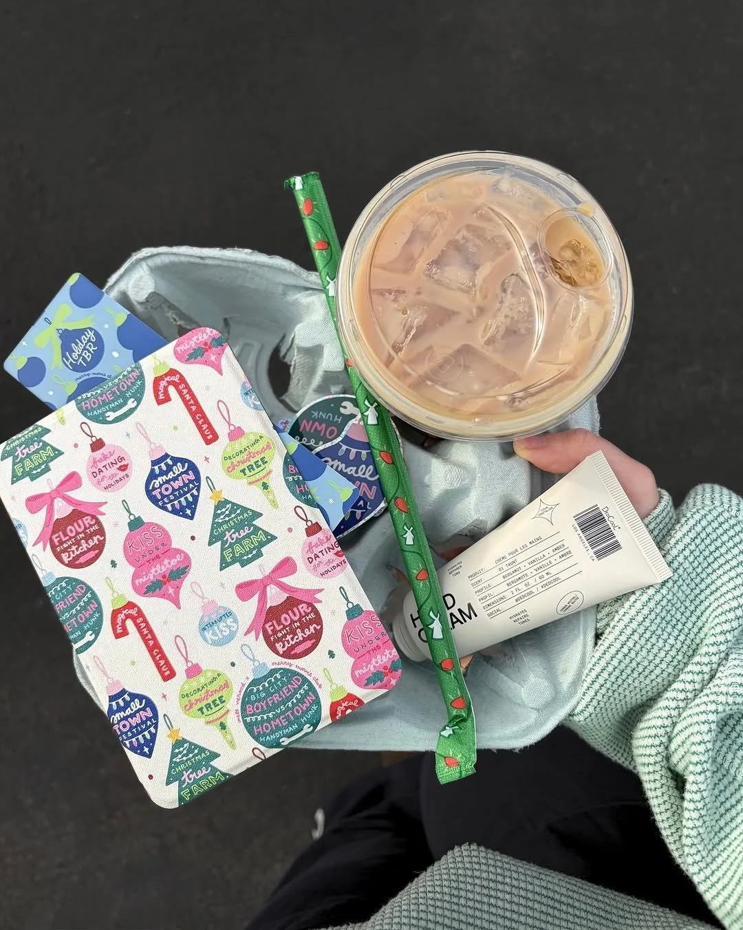 OBSESSED!!!! 🎄💗⁠
⁠
I had so much fun designing this kindle collab for @merrymovieclub x @wellversed_goods!! All those hallmark holiday tropes you know and love!⁠
⁠
Available now on the Well Versed site!⁠
⁠
#customillustration #troupes #bookishdesig