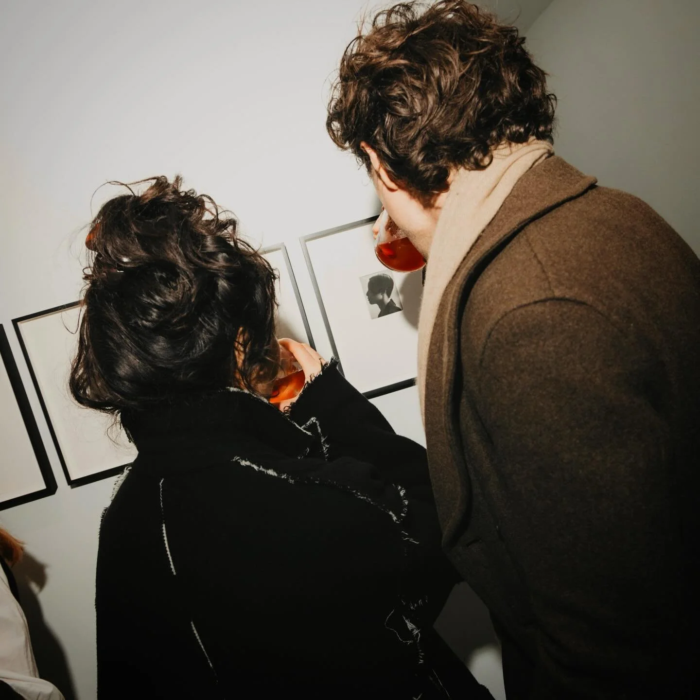 Cocktails for the talented @jackdavisonphoto at the brilliant @cobgallery - congratulations on the new exhibition. 🖤🍸

📸 @indiabharadwaj