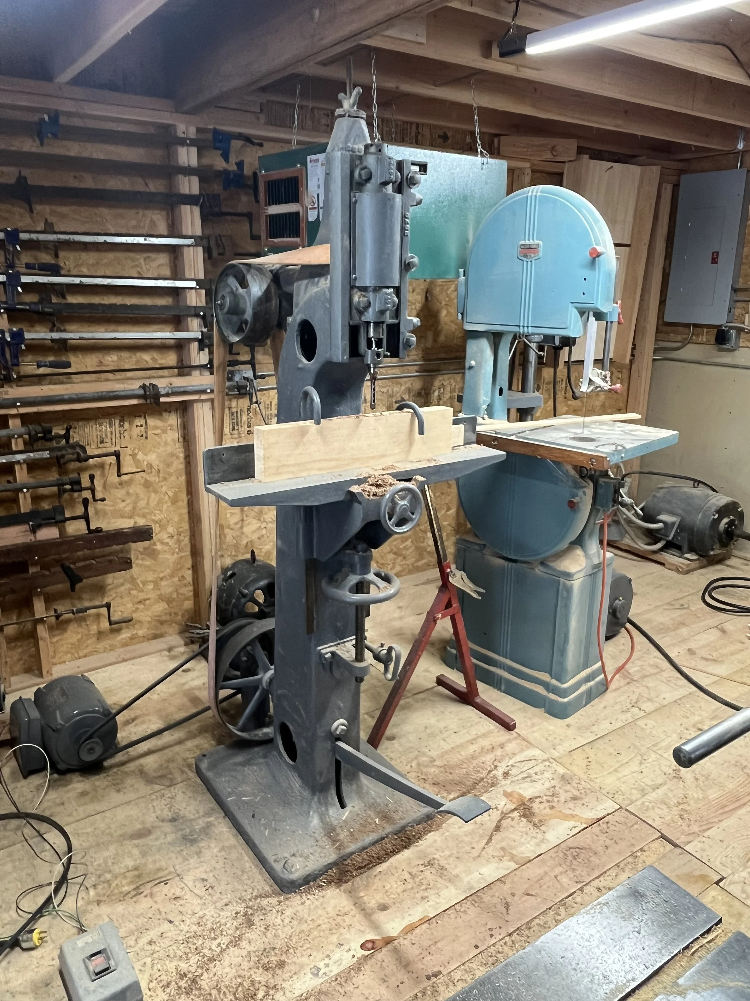 Crescent hollow chisel mortiser
