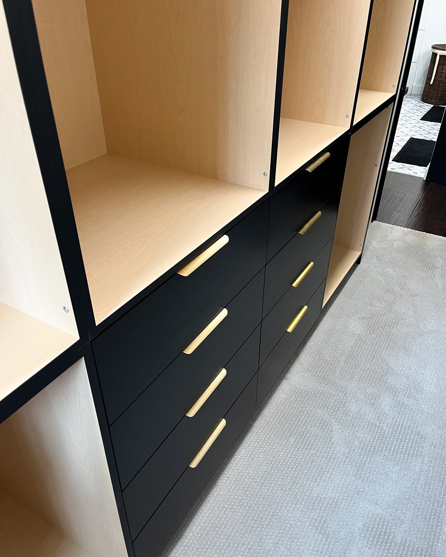 Wrapped up this master closet yesterday 👏🏼 Lots of hanging space and some clean drawers! And of course&hellip; Black 🤩