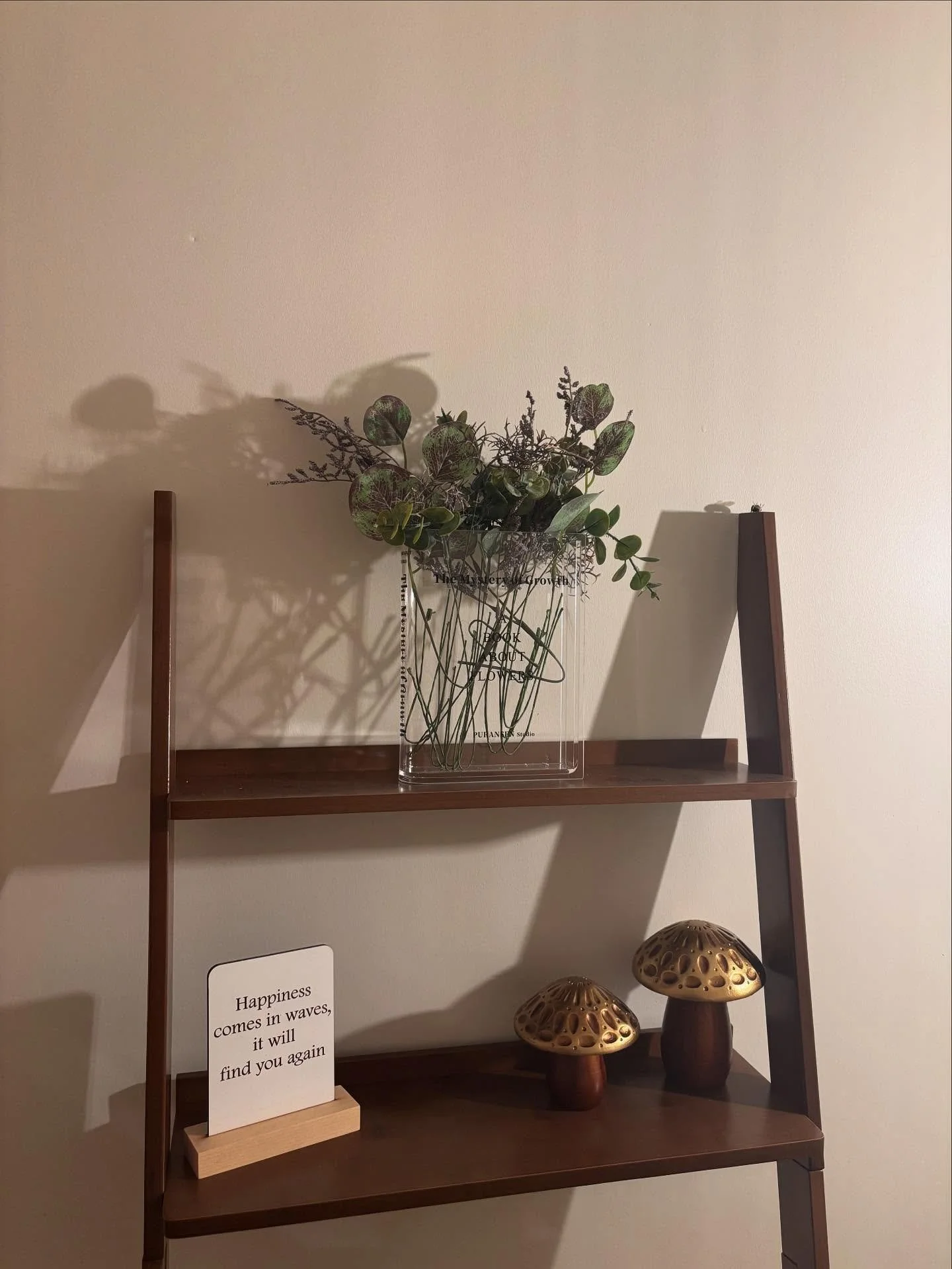 Can you spot the bee in this picture?? 

We&rsquo;re back with exposure therapy for Wasps! Pretend play - wasp and bee smelling the flowers and buzzing around. We made a roller coaster for them to ride on. 

‼️TRIGGER warning - up close and personal 