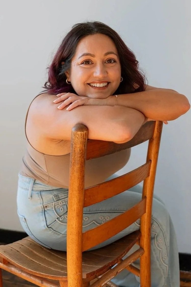 Image of therapist Kenzi DeFaria sitting on a chair