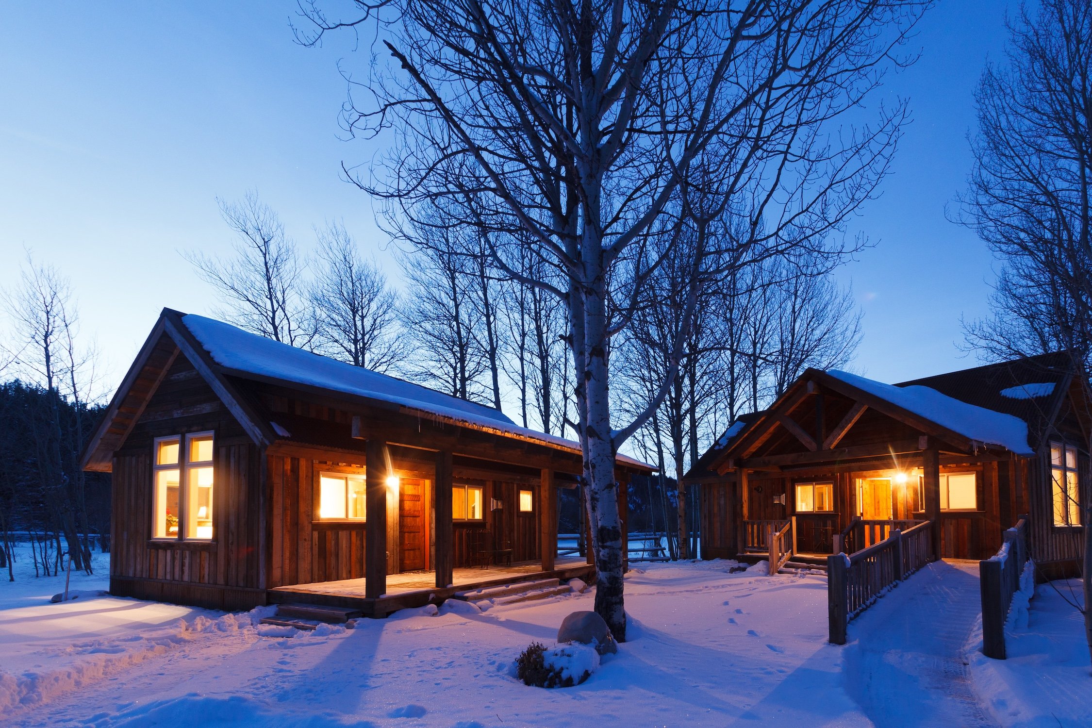 Moose-Creek-cabin-exterior-dusk_1314.jpg