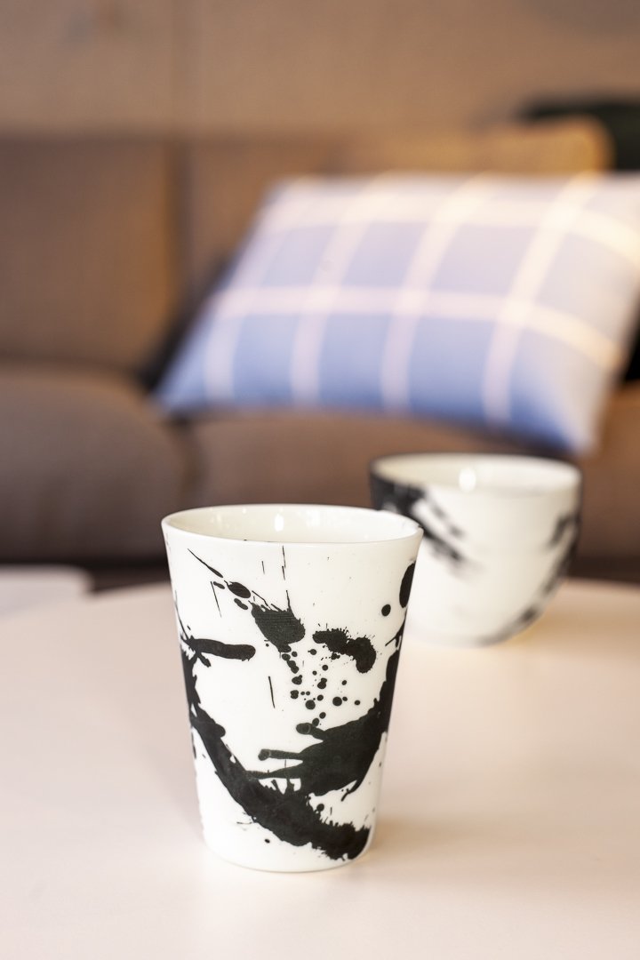 Kaffeebecher-schwarz-weiß-Porzellan-Manufaktur-Peng-46.jpg