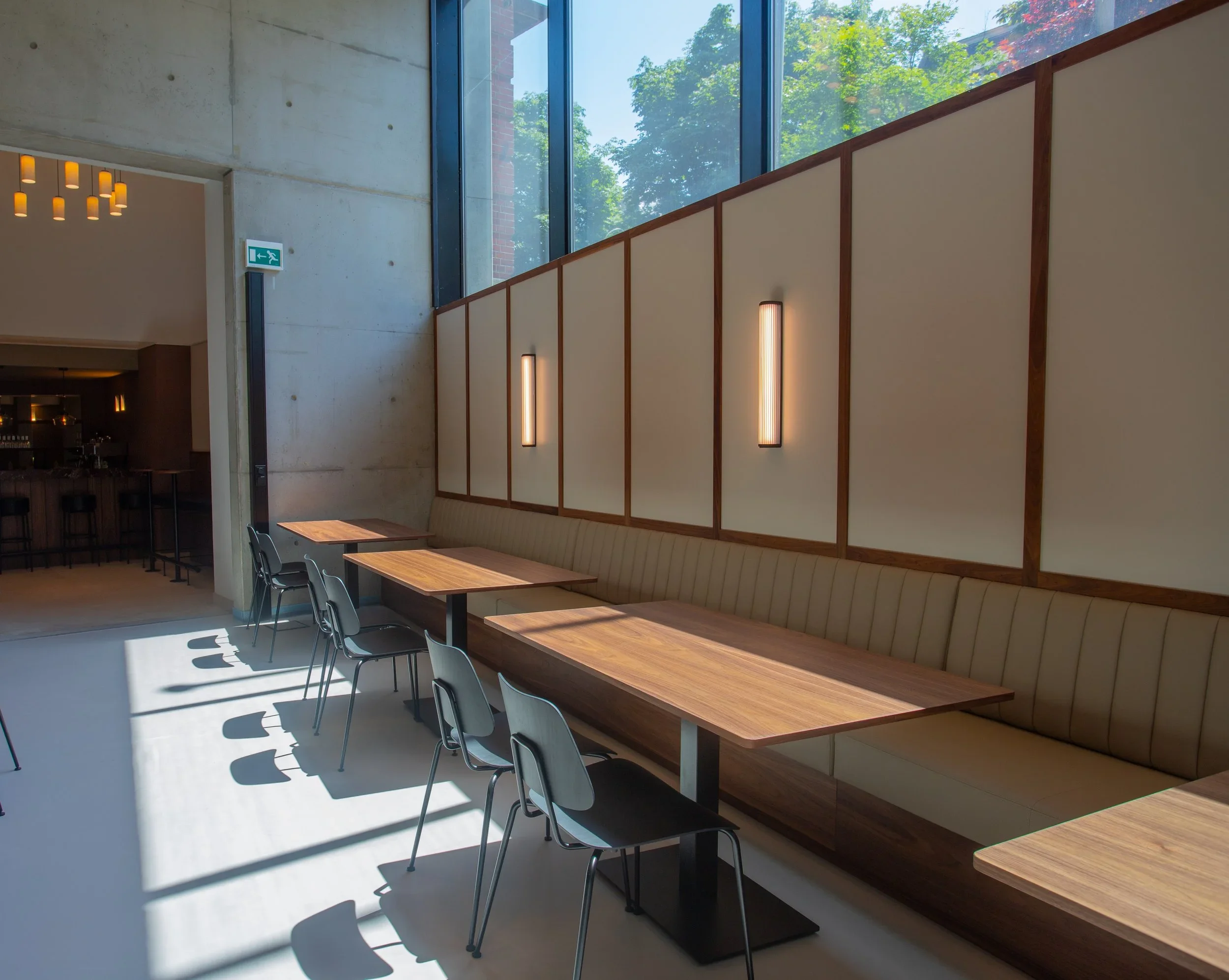 Vastgoedfotografie in Amsterdam kantoor tafels cafetaria