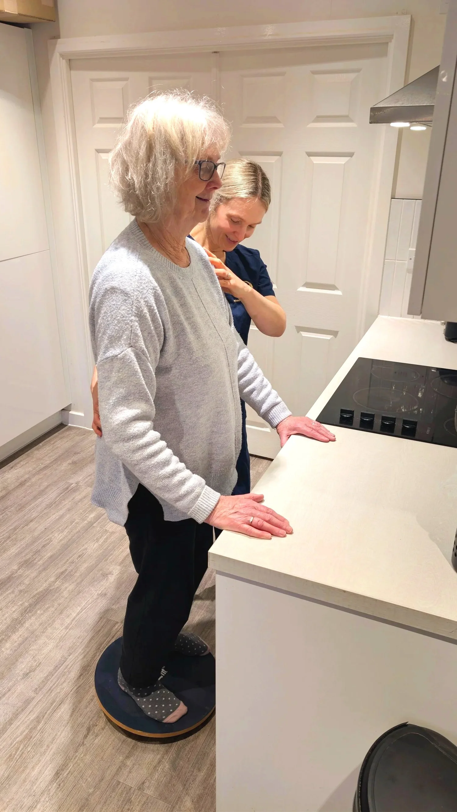 Older adult receiving physiotherapy at home