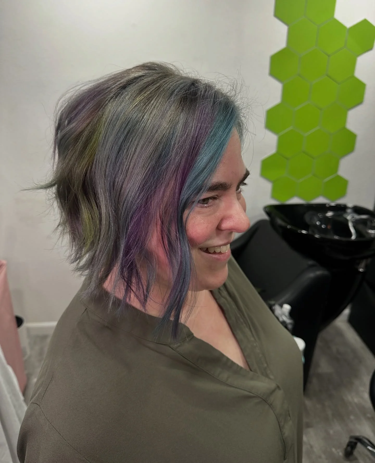 August 2025 ✨memories✨

1. Pigeon hair. I love it. 

2. Fuck cars. 

3. @stephthatredhead hair tinsel that fell out immediately after leaving the salon 😹

4. Sol Do with @bb.musicstudio 🤘

5. Human with cool hair and amazing movie taste. 

6. The l