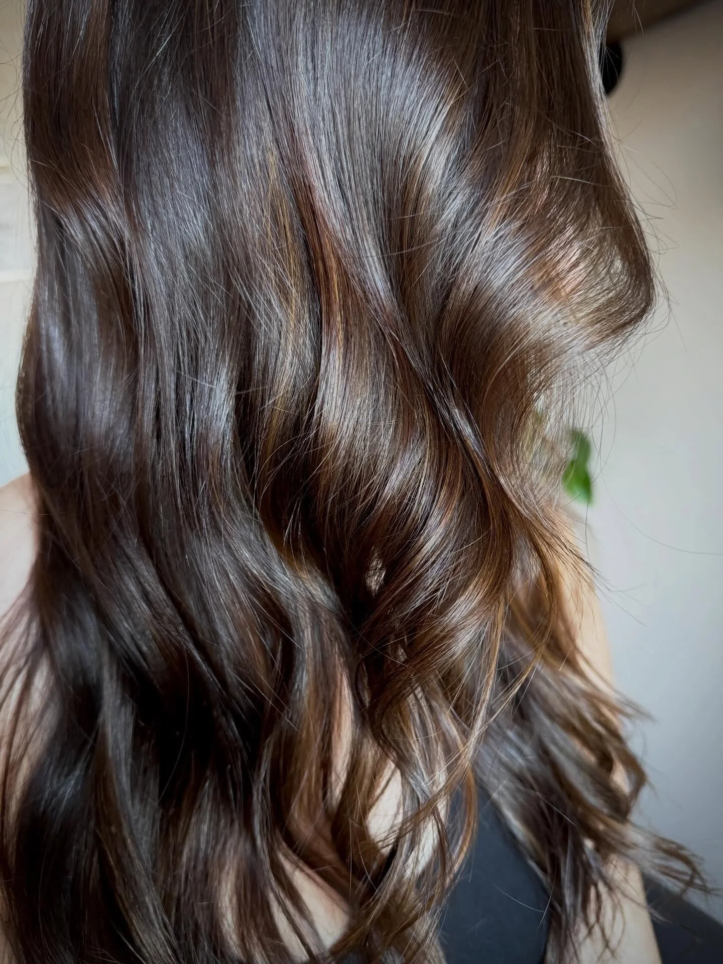 Chocolate &amp; caramel 
&bull;
&bull;
&bull;
&bull;
If you&rsquo;re a brunette thinking your hair is boring, this is your sign that brunettes can be beautiful too! Custom colored to perfect. 🤩 It doesn&rsquo;t take much to create the perfect dimens