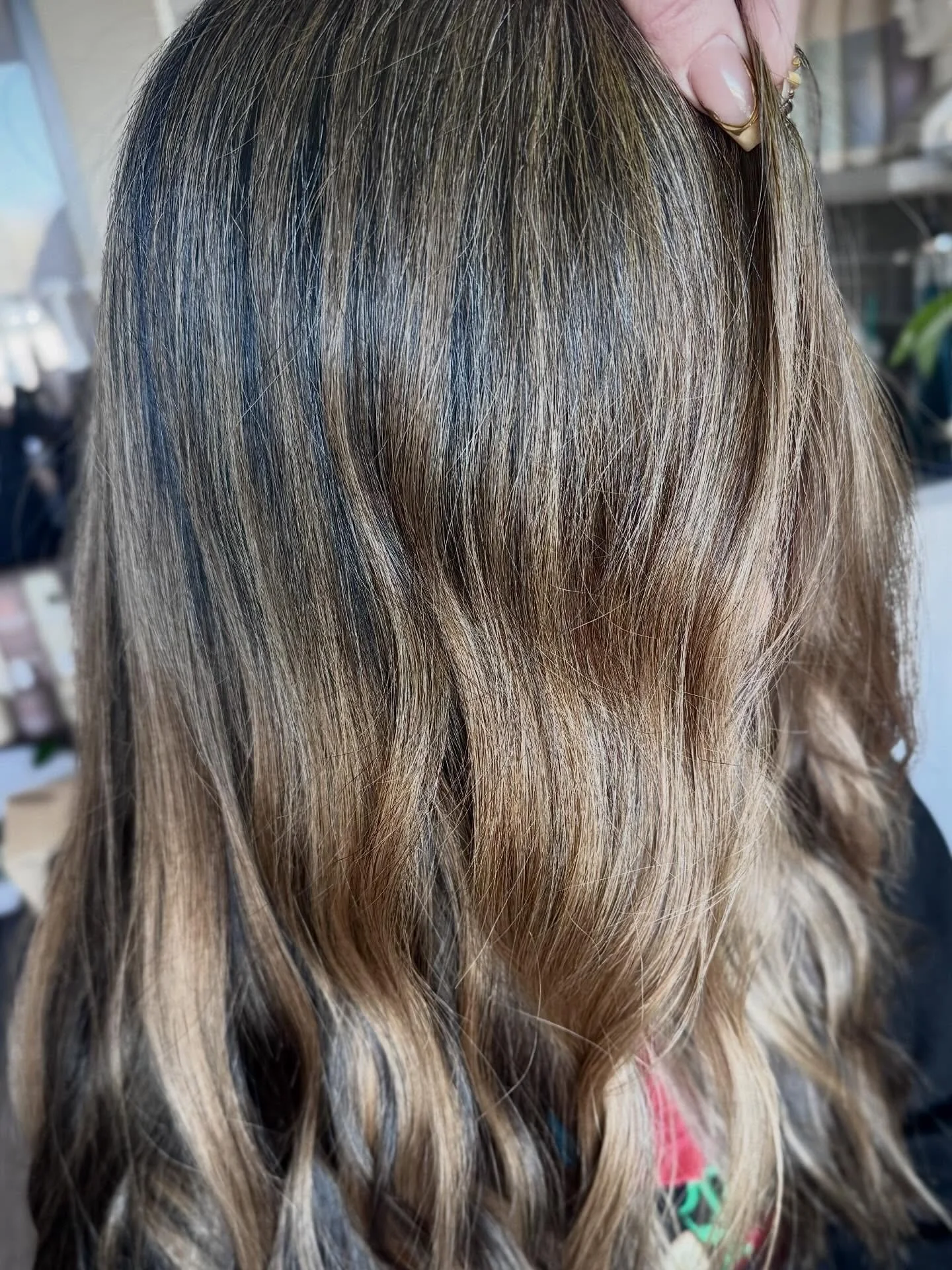 Embracing your natural gray 
&bull;
&bull;
&bull;
&bull;
Gray hair is inevitable. Somewhere in time someone (the patriarchy) decided that women having gray hair wasn&rsquo;t desirable. I am here to tell you that is just not true. ✋
How you feel in yo