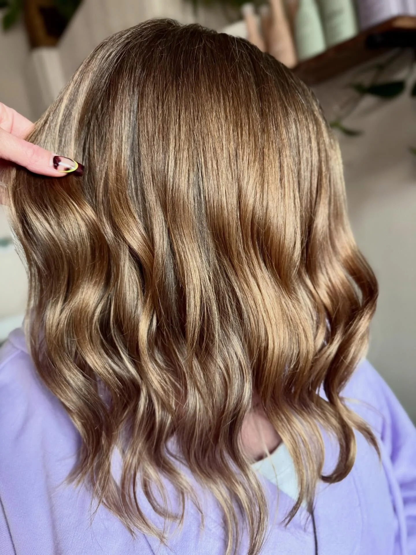 One size fits all&hellip;
&bull;
&bull;
&bull;
&bull;
Doesn&rsquo;t exist here 🚫

I create hair for the person in my chair &amp; the hair on their head. Placement, formula &amp; color are all determined by each person&rsquo;s individual goals. 

So 