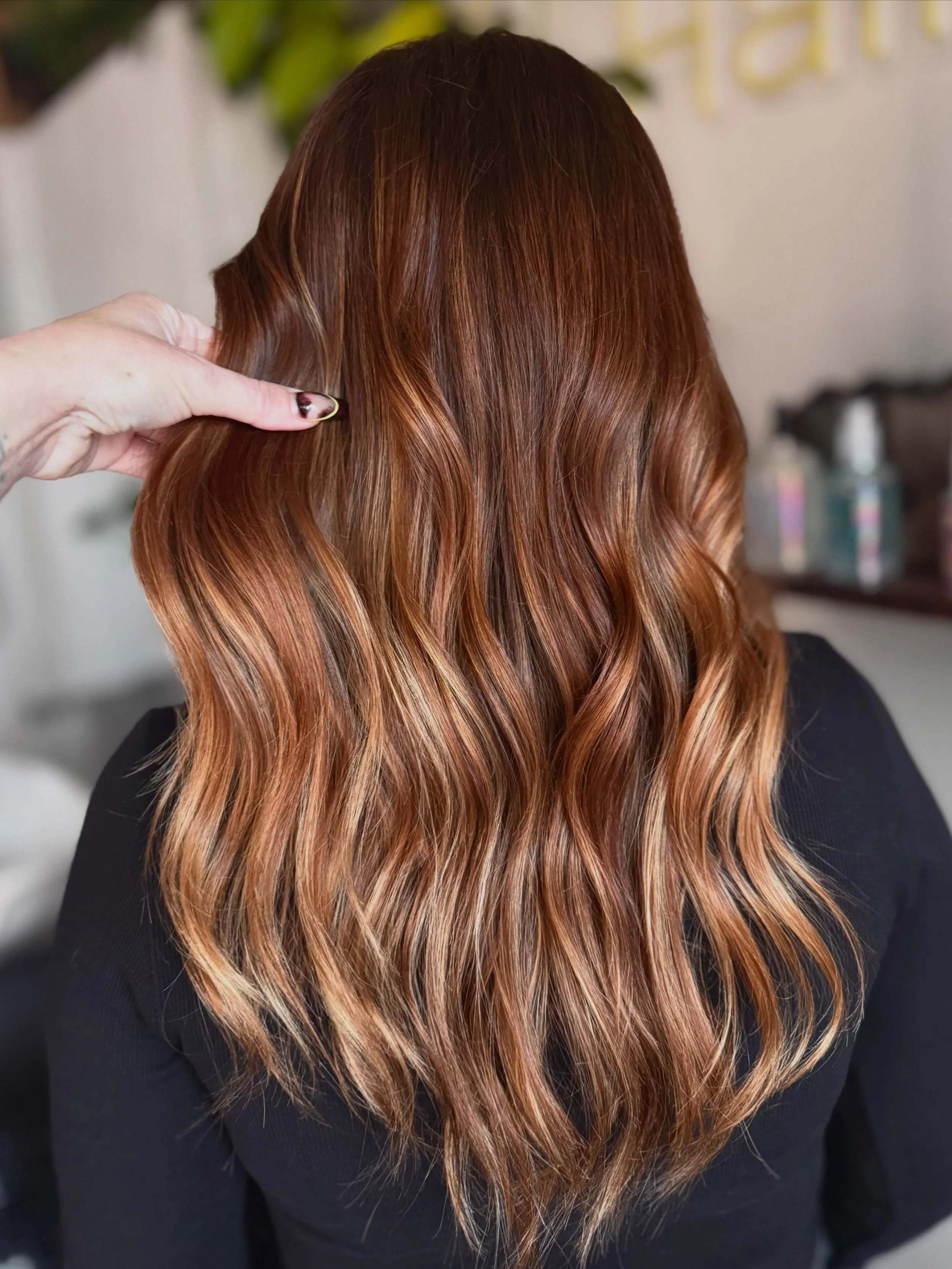 A red that&rsquo;s low maintenance 
&bull;
&bull;
&bull;
&bull;
Is definitely worth the hype! Especially one with summer sun-kissed dimension.☀️

The thing I consistently hear about red is &ldquo;red is so high maintenance&rdquo; &amp; I&rsquo;m stil