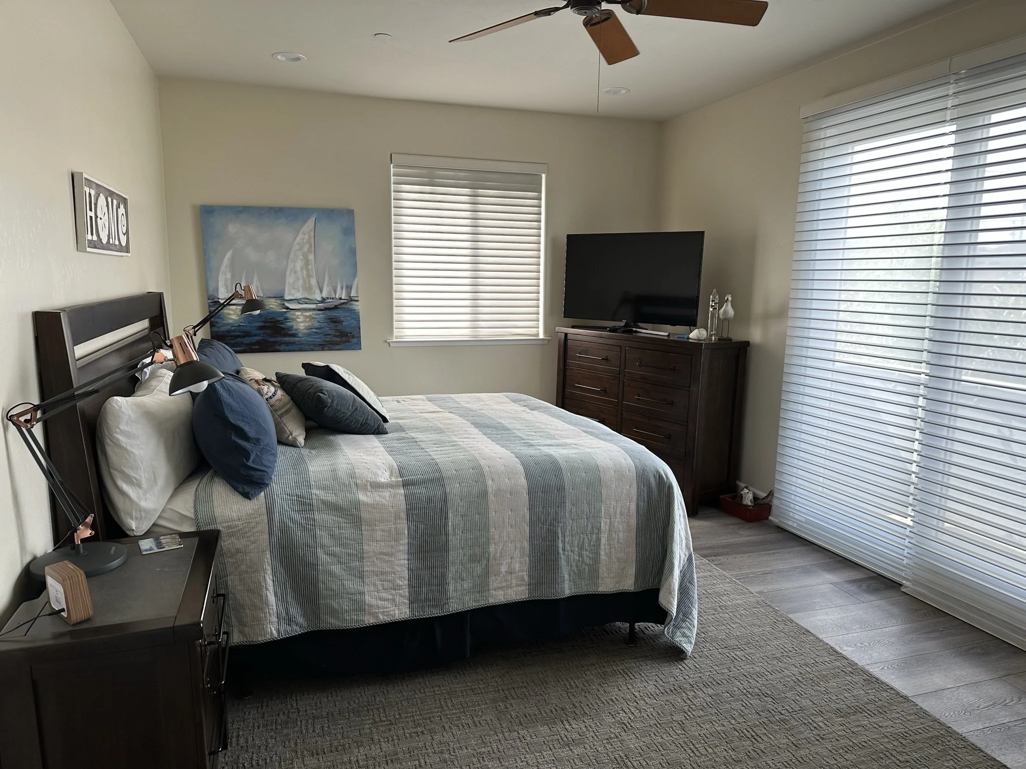 Master bedroom (with en suite bath)