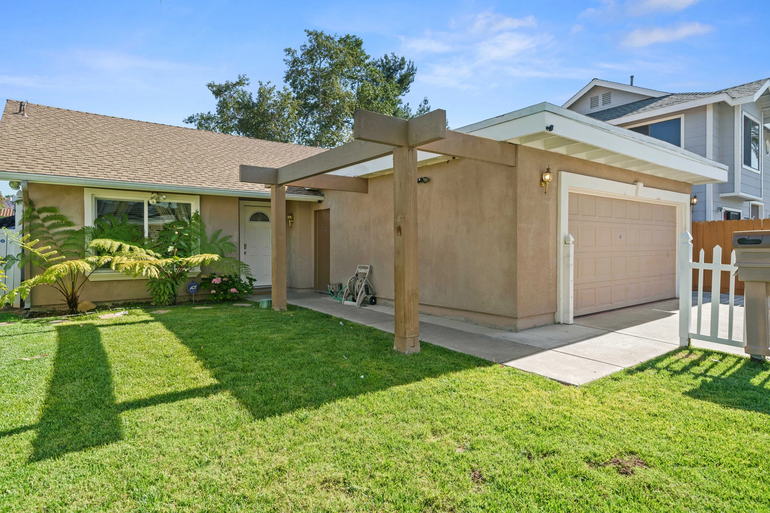 Featuring Family Homes and Scenic Spaces in Lake Forest