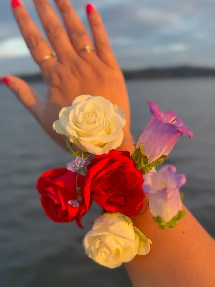 Homecoming flowers!! 🥀 loved making these for the girls ☺️ #girlhood 
Corsages, bouquets and bouts + learned some new techniques for corsage making - took them out for a test run and they passed the wind test.☺️✨
.
.
.
.
.
.
.
.#hoco #hocoflowers #h
