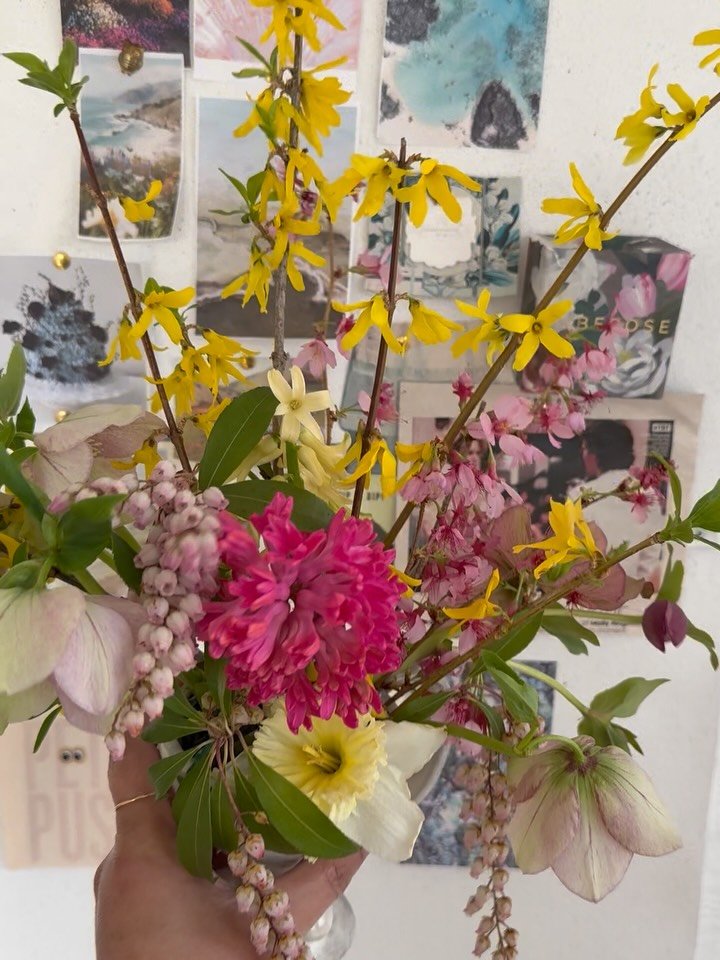 February recap. Early spring blooms popping up in the garden.🌼 More ceramics in my sunroom studio - the light really helps. New moodboard for inspiration.. thinking jewelry trays are my niche, lol. 
p.s. This is a flowers + ceramics page now, haha 
