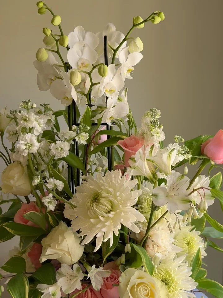 This week sure was full of highs and lows.. but I&rsquo;m grateful to my loyal customers who trust me to make one of a kind floral art for their loved ones. This was a condolence delivery for a mother who&rsquo;s passed on.🤍 
The Solomon Seal from t